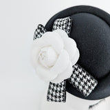 Cappello a fascinator con piume di fiori in bianco e nero Cappello a fascinator con piume di fiori in bianco e nero