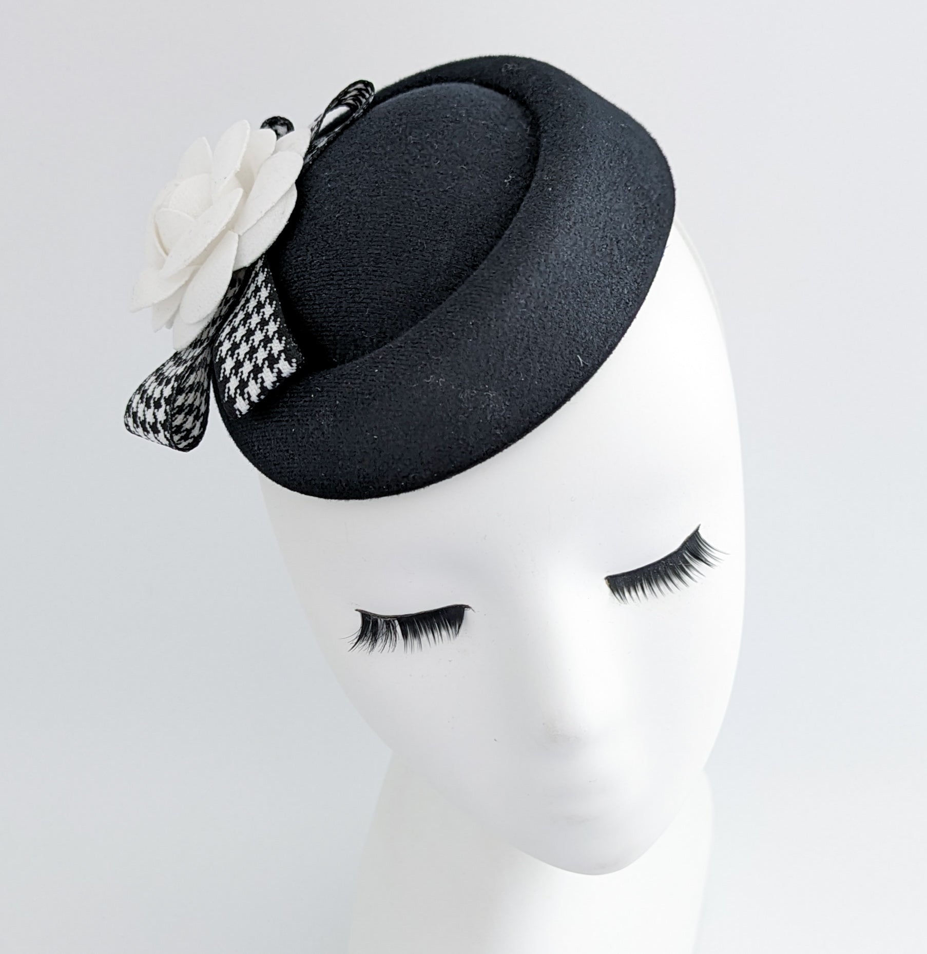 Cappello a fascinator con piume di fiori in bianco e nero Cappello a fascinator con piume di fiori in bianco e nero
