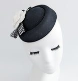 Cappello a fascinator con piume di fiori in bianco e nero Cappello a fascinator con piume di fiori in bianco e nero