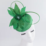 Cappello fascinator in raso di pizzo con piume blu navy Cappello fascinator in raso di pizzo con piume blu navy