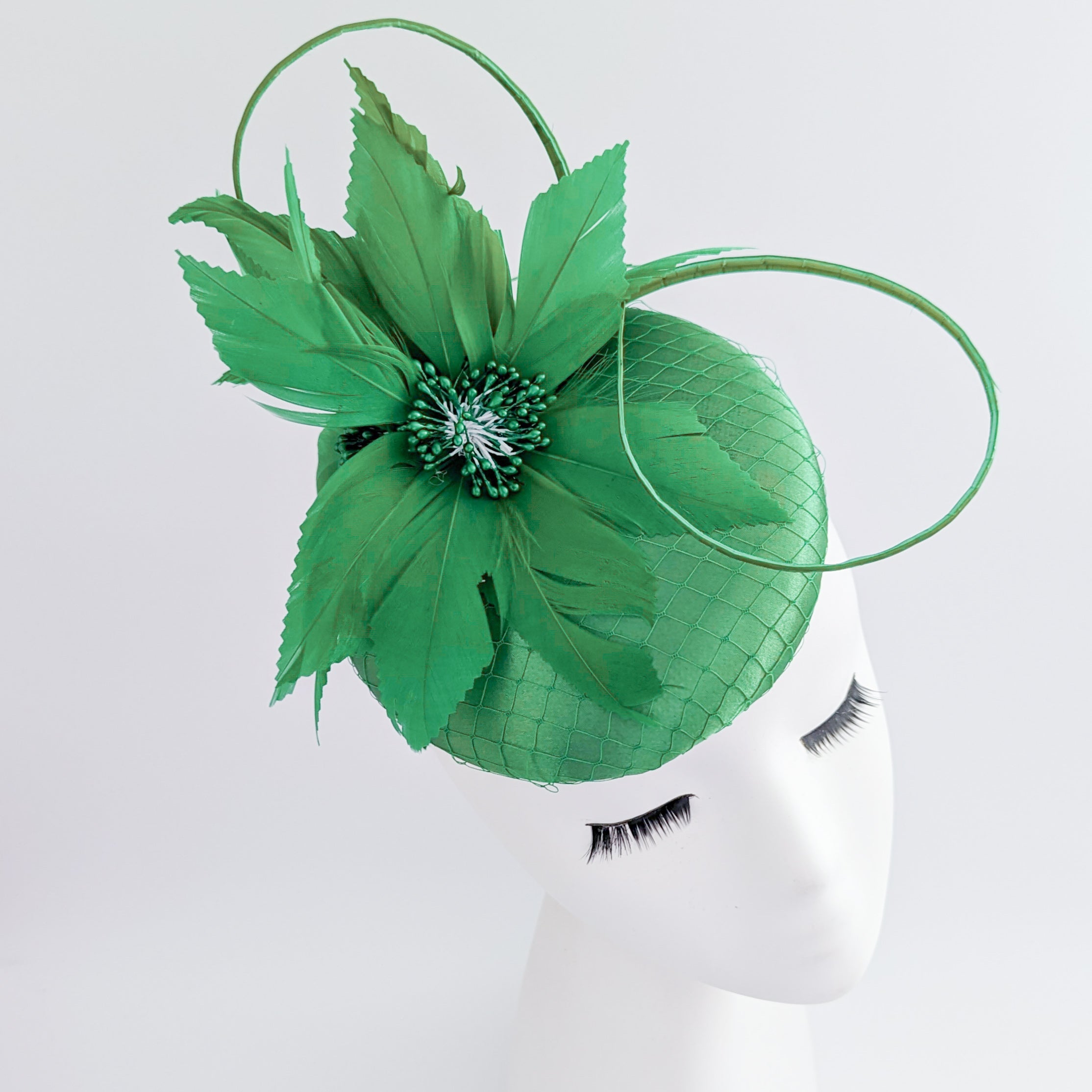 Cappello fascinator in raso di pizzo con piume blu navy Cappello fascinator in raso di pizzo con piume blu navy