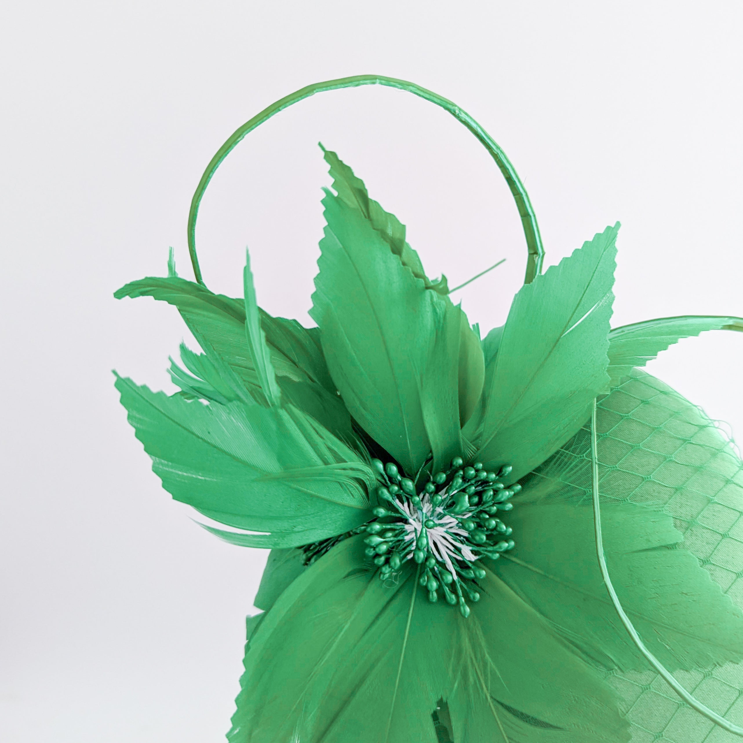 Cappello fascinator in raso di pizzo con piume blu navy Cappello fascinator in raso di pizzo con piume blu navy