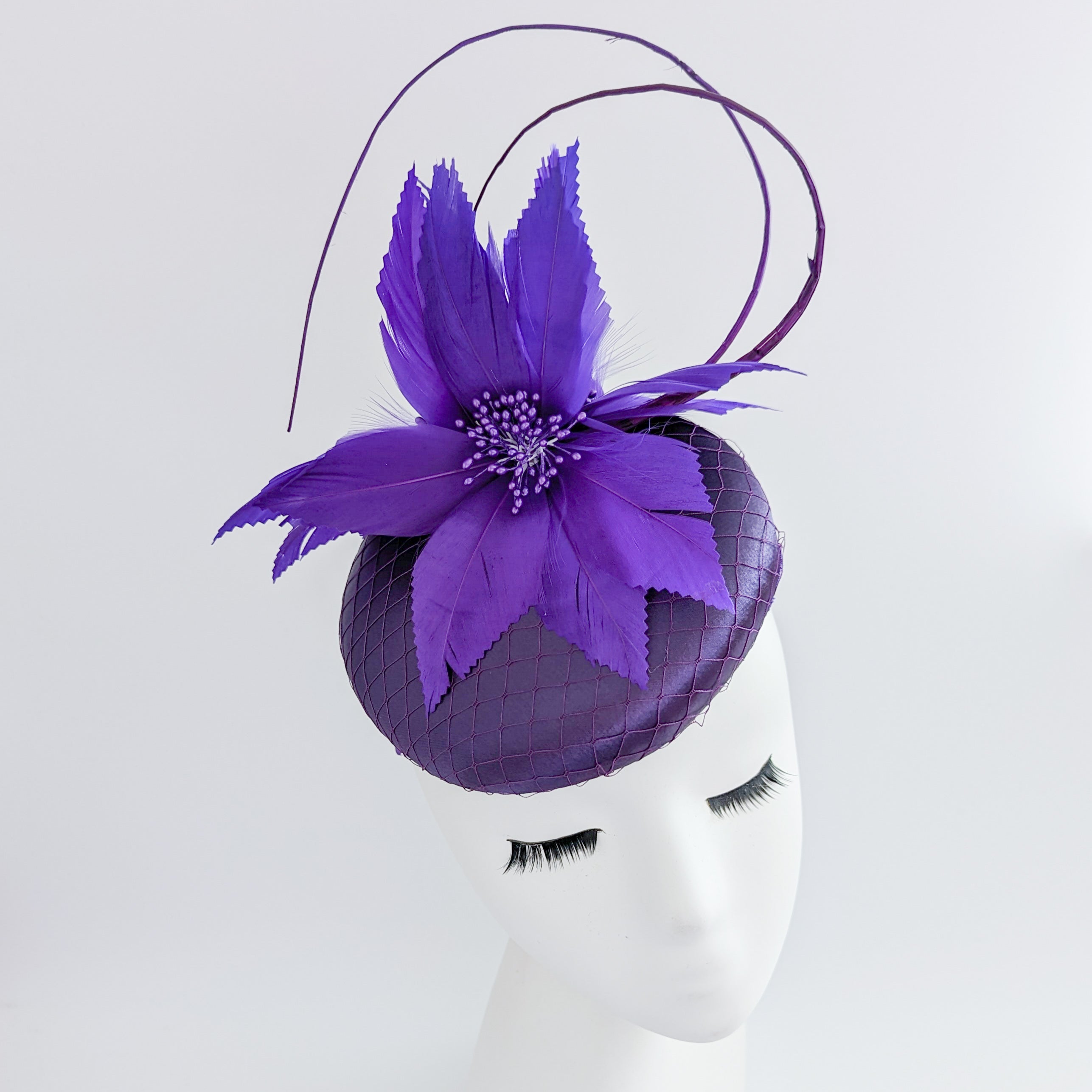 Cappello fascinator in raso di pizzo con piume blu navy Cappello fascinator in raso di pizzo con piume blu navy
