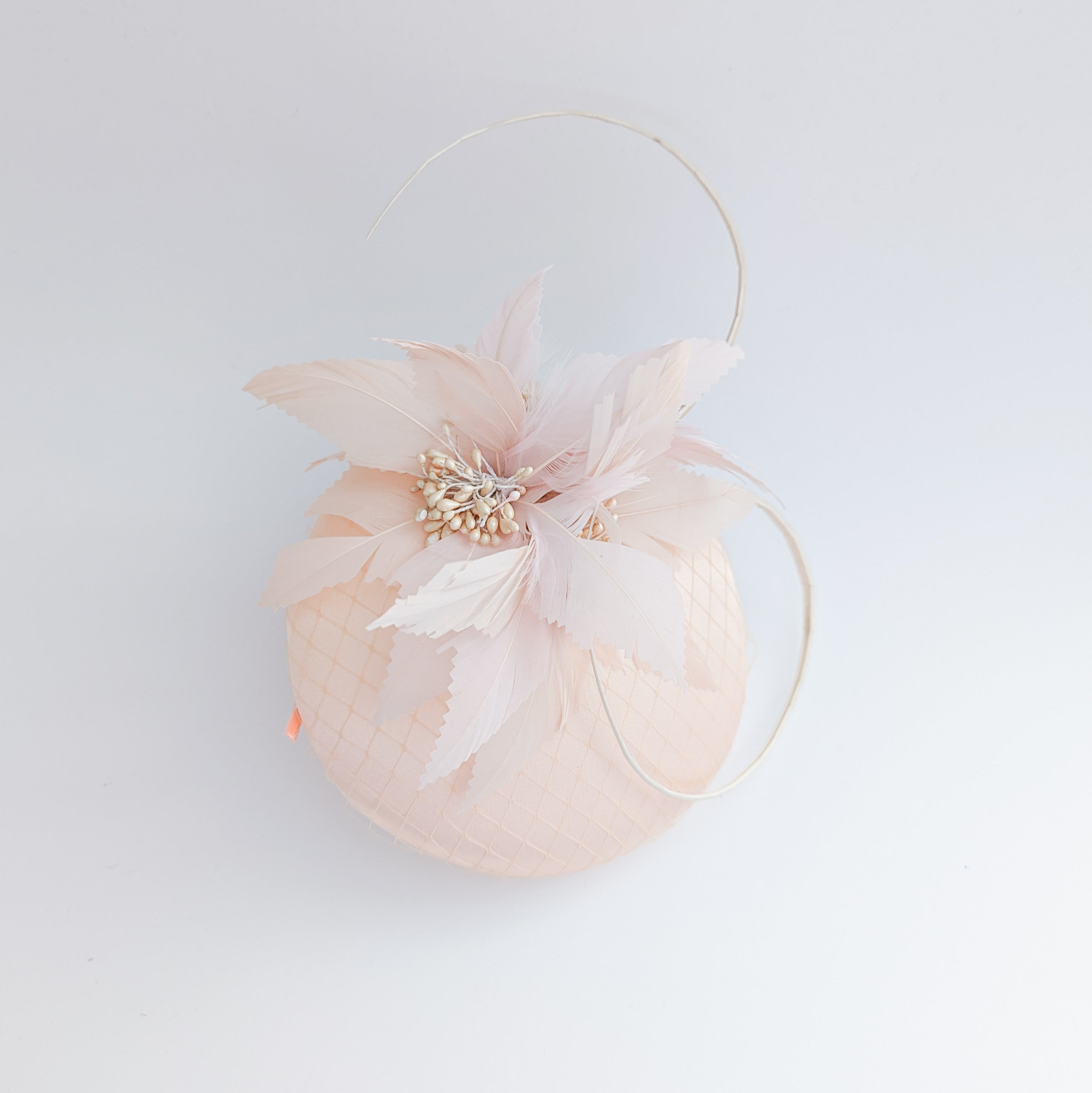 Cappello fascinator in raso di pizzo con piume blu navy Cappello fascinator in raso di pizzo con piume blu navy