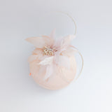 Cappello fascinator in raso di pizzo con piume blu navy Cappello fascinator in raso di pizzo con piume blu navy