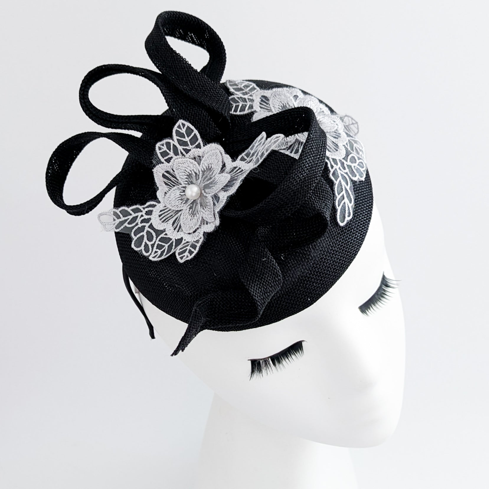 Cappello fascinator in pizzo a fiori grigio nero Cappello fascinator in pizzo a fiori grigio nero
