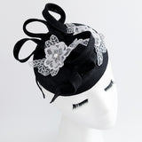 Cappello fascinator in pizzo a fiori grigio nero Cappello fascinator in pizzo a fiori grigio nero
