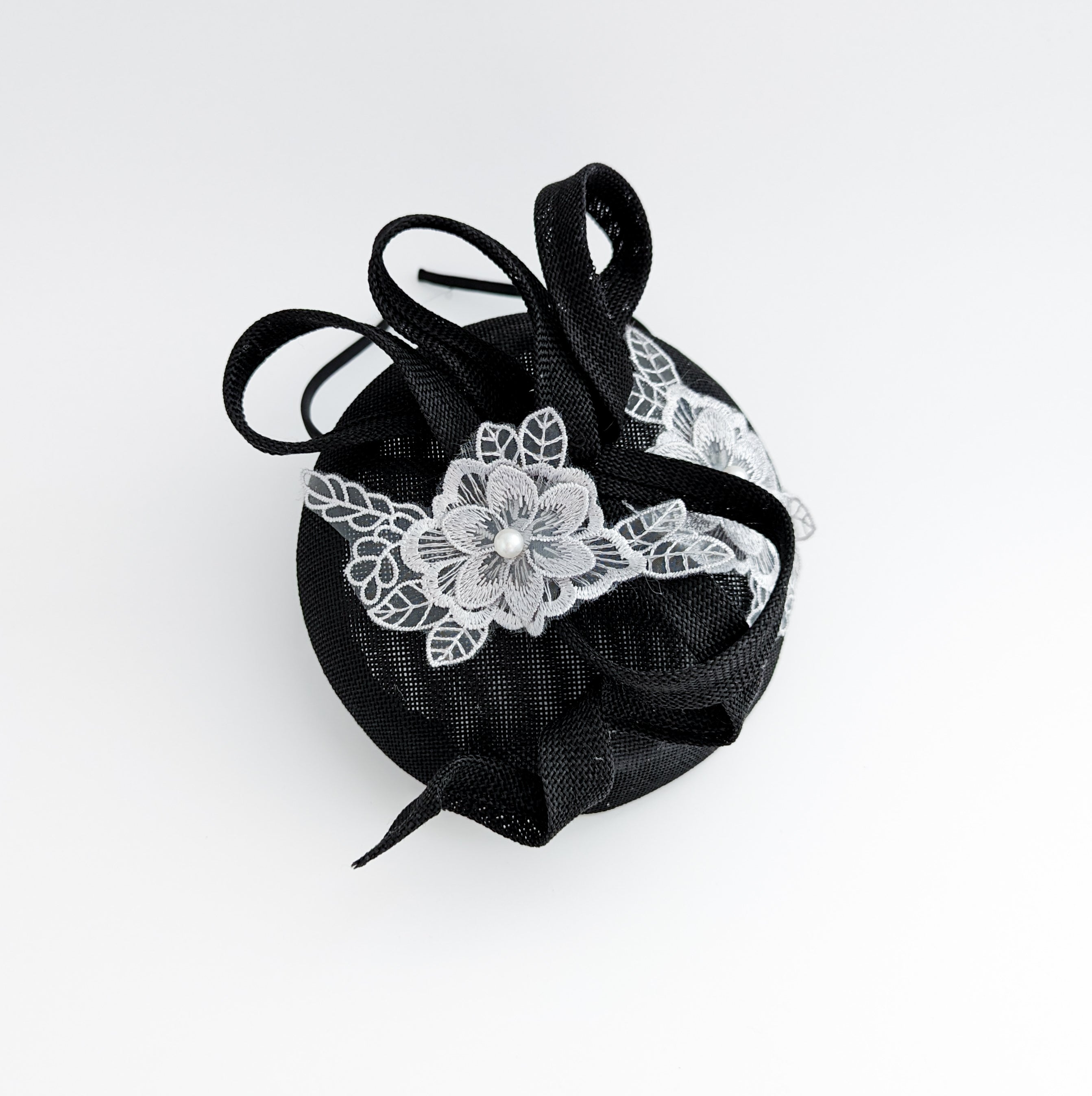 Cappello fascinator in pizzo a fiori grigio nero Cappello fascinator in pizzo a fiori grigio nero