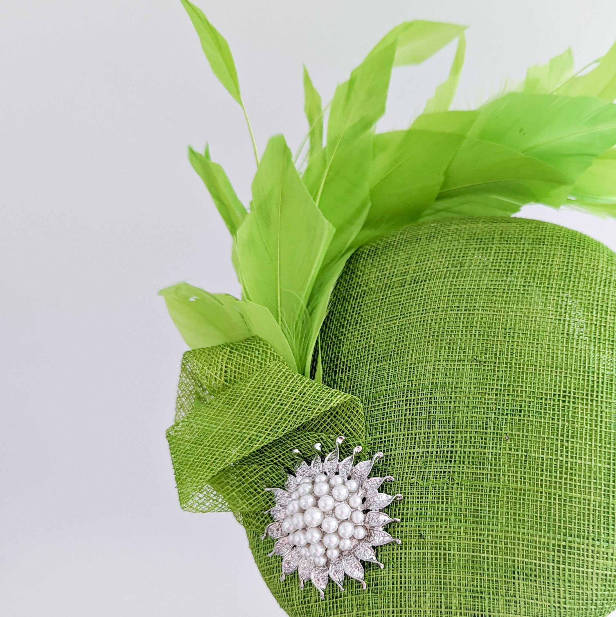Cappello fascinator con perle di piume verde lime Cappello fascinator con perle di piume verde lime