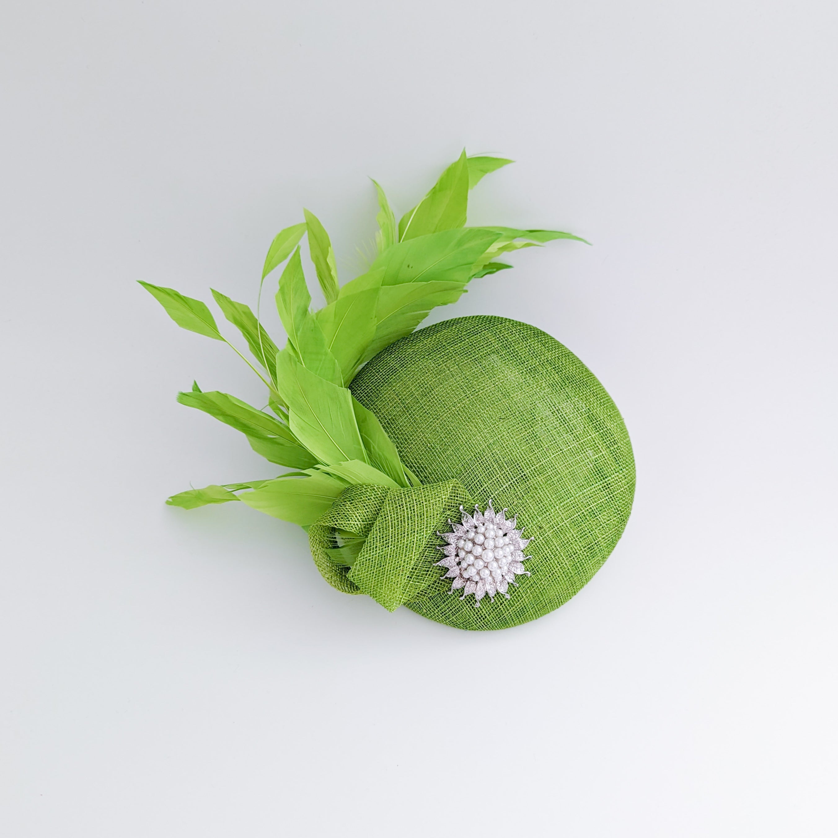 Cappello fascinator con perle di piume verde lime Cappello fascinator con perle di piume verde lime