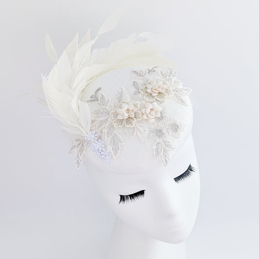Cappello fascinator in raso di pizzo con piume color crema