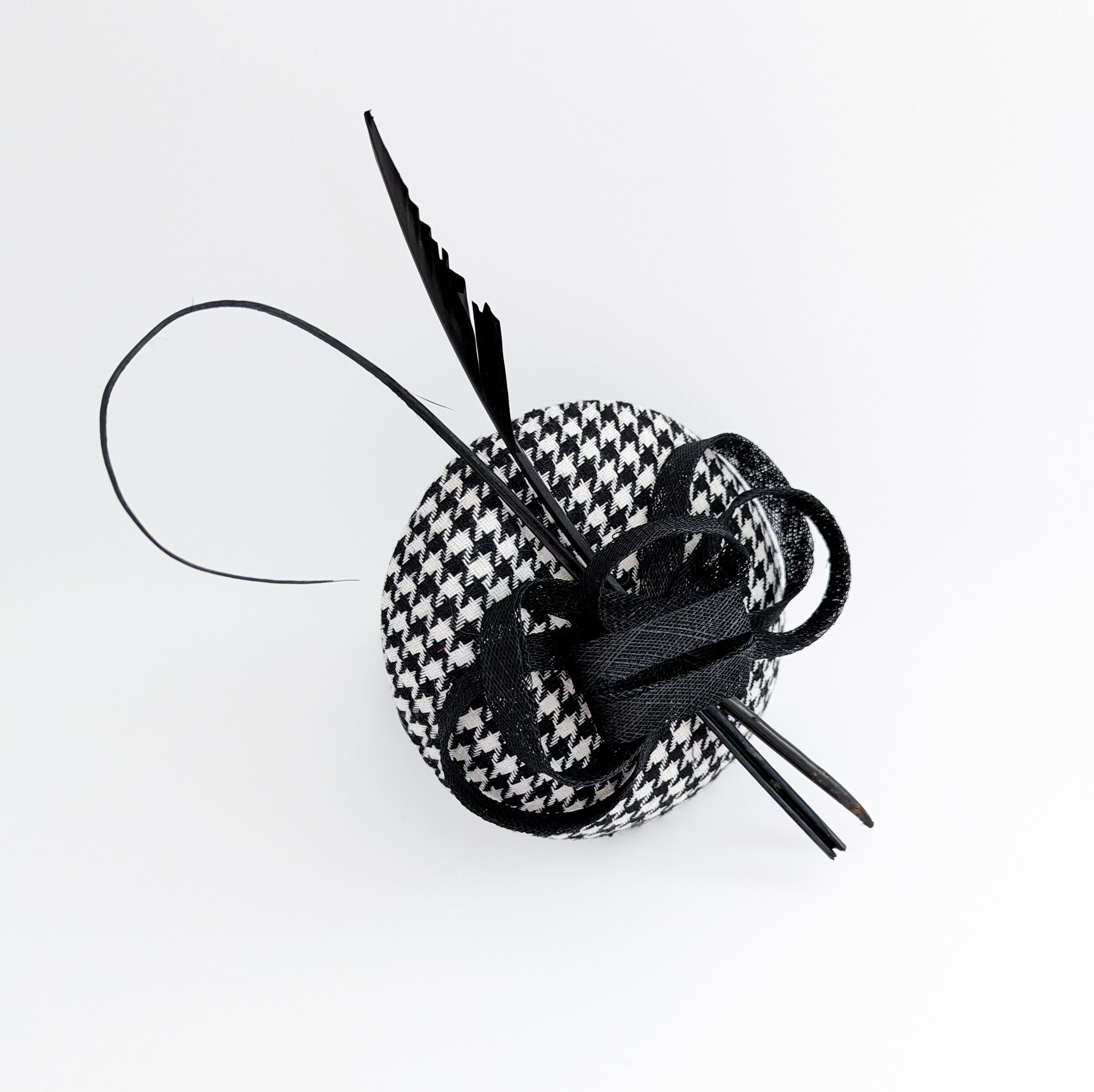 Cappello fascinator in piuma pied de poule bianco e nero Cappello fascinator in piuma pied de poule bianco e nero