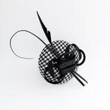 Cappello fascinator in piuma pied de poule bianco e nero Cappello fascinator in piuma pied de poule bianco e nero