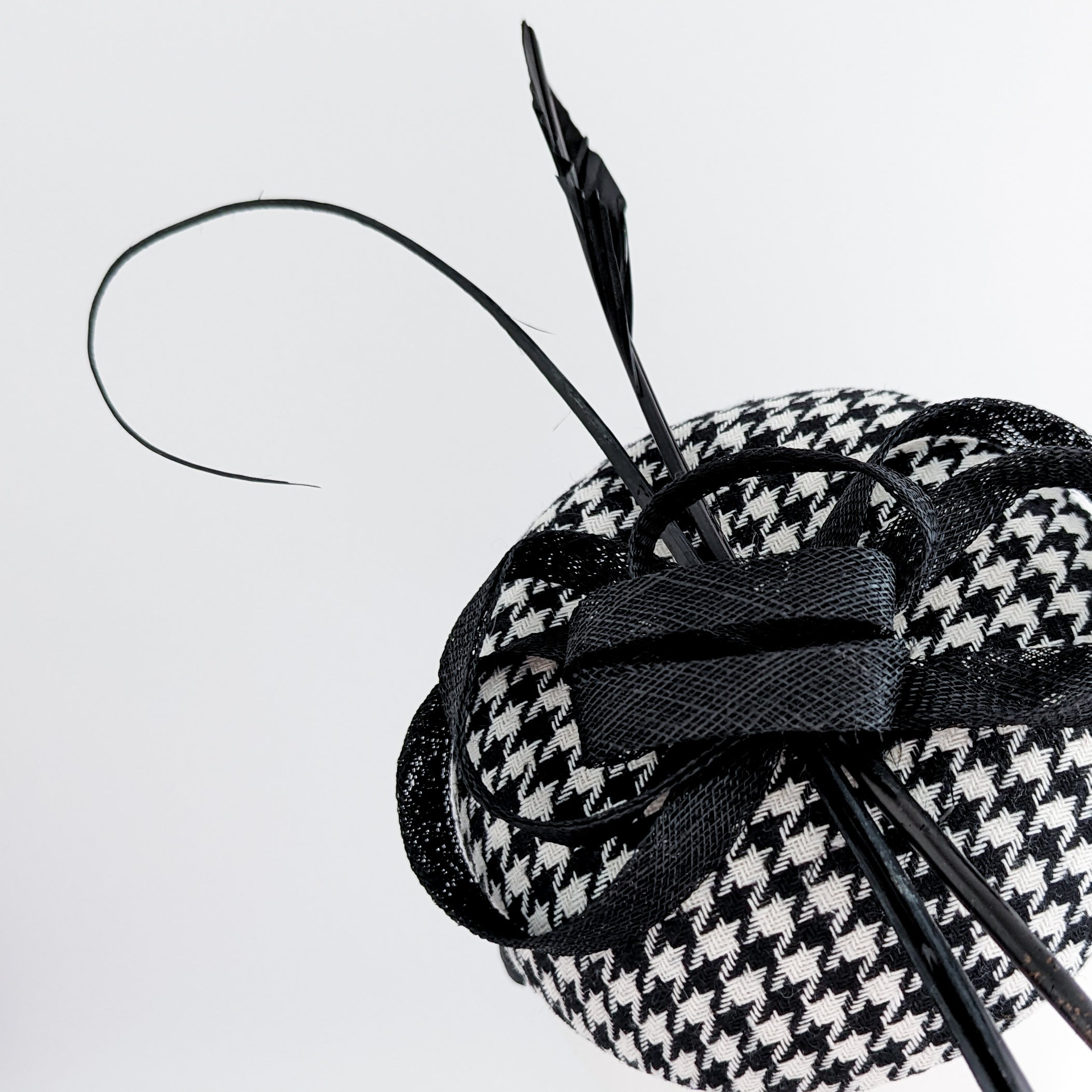 Cappello fascinator in piuma pied de poule bianco e nero Cappello fascinator in piuma pied de poule bianco e nero