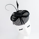 Cappello fascinator in piuma pied de poule bianco e nero Cappello fascinator in piuma pied de poule bianco e nero