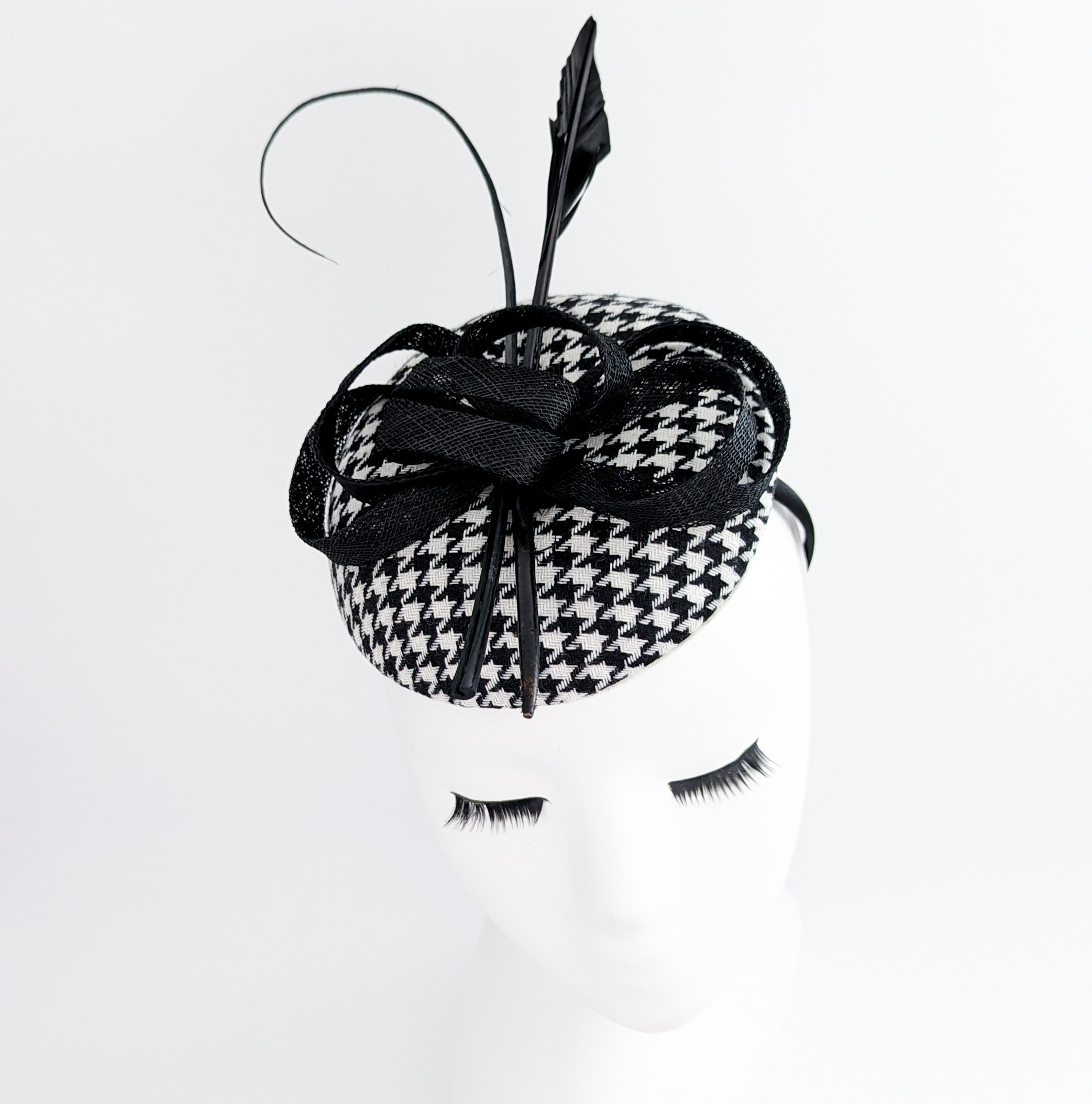 Cappello fascinator in piuma pied de poule bianco e nero Cappello fascinator in piuma pied de poule bianco e nero