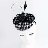 Cappello fascinator in piuma pied de poule bianco e nero Cappello fascinator in piuma pied de poule bianco e nero