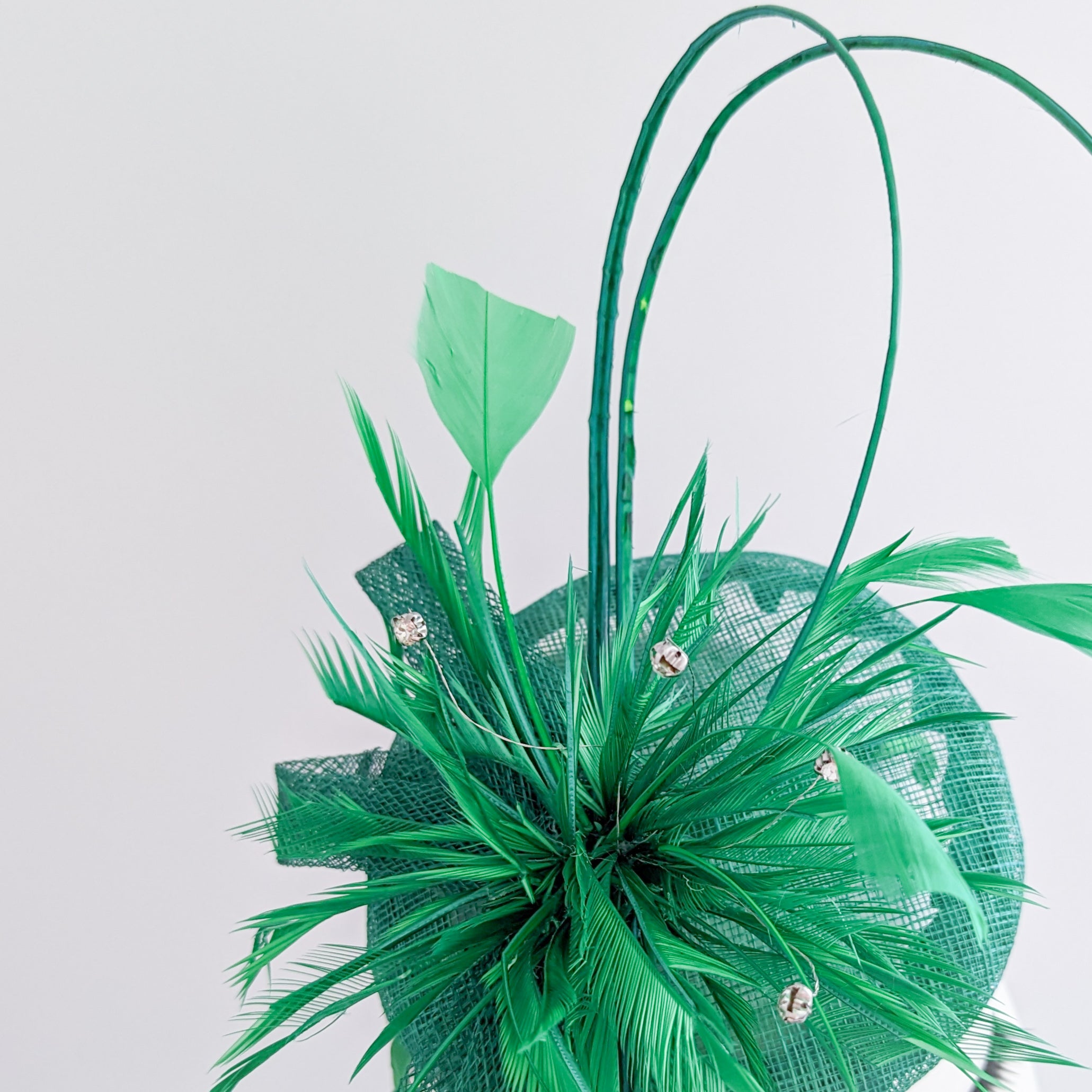 Cappello fascinator con piume di cristallo verde Cappello fascinator con piume di cristallo verde