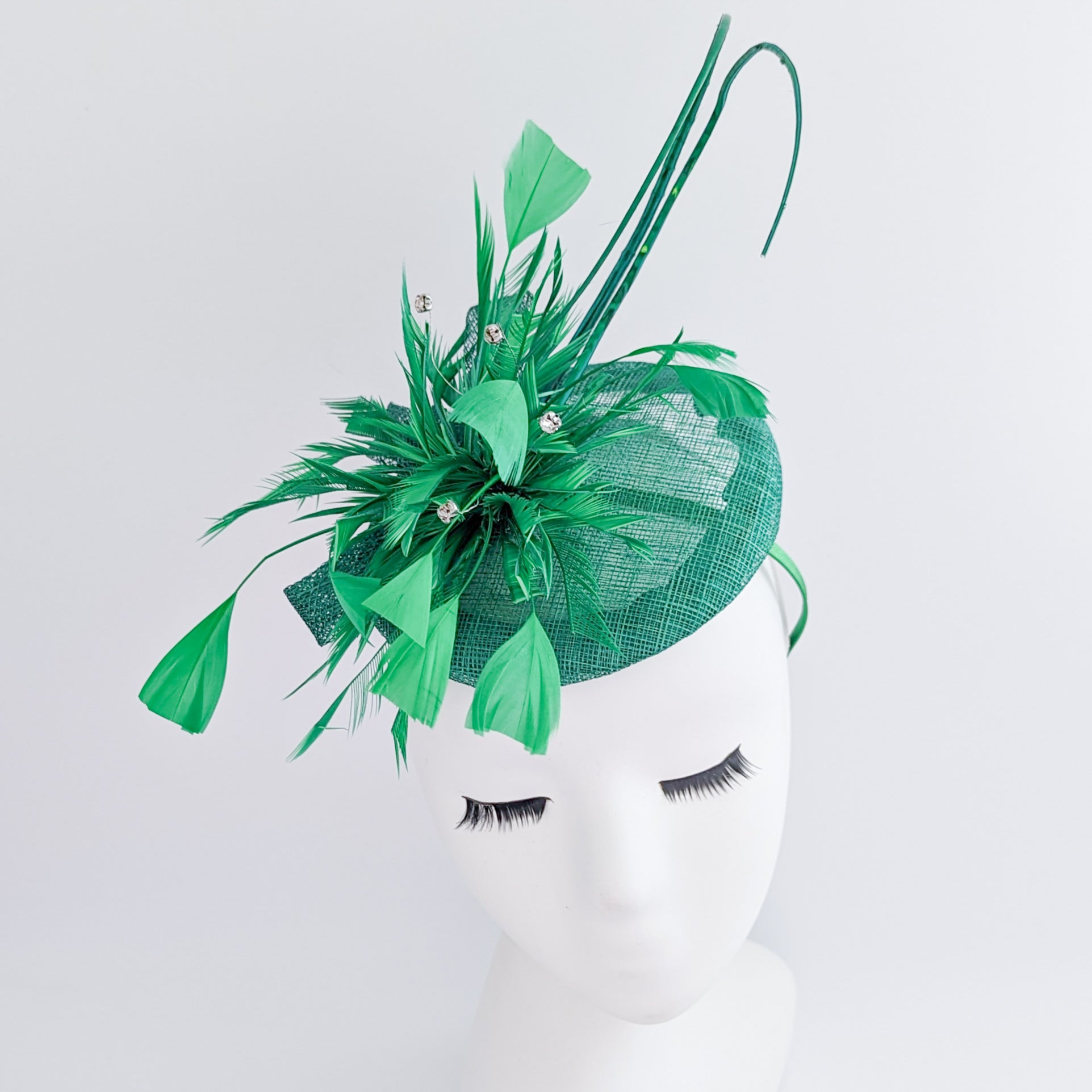 Cappello fascinator con piume di cristallo verde Cappello fascinator con piume di cristallo verde
