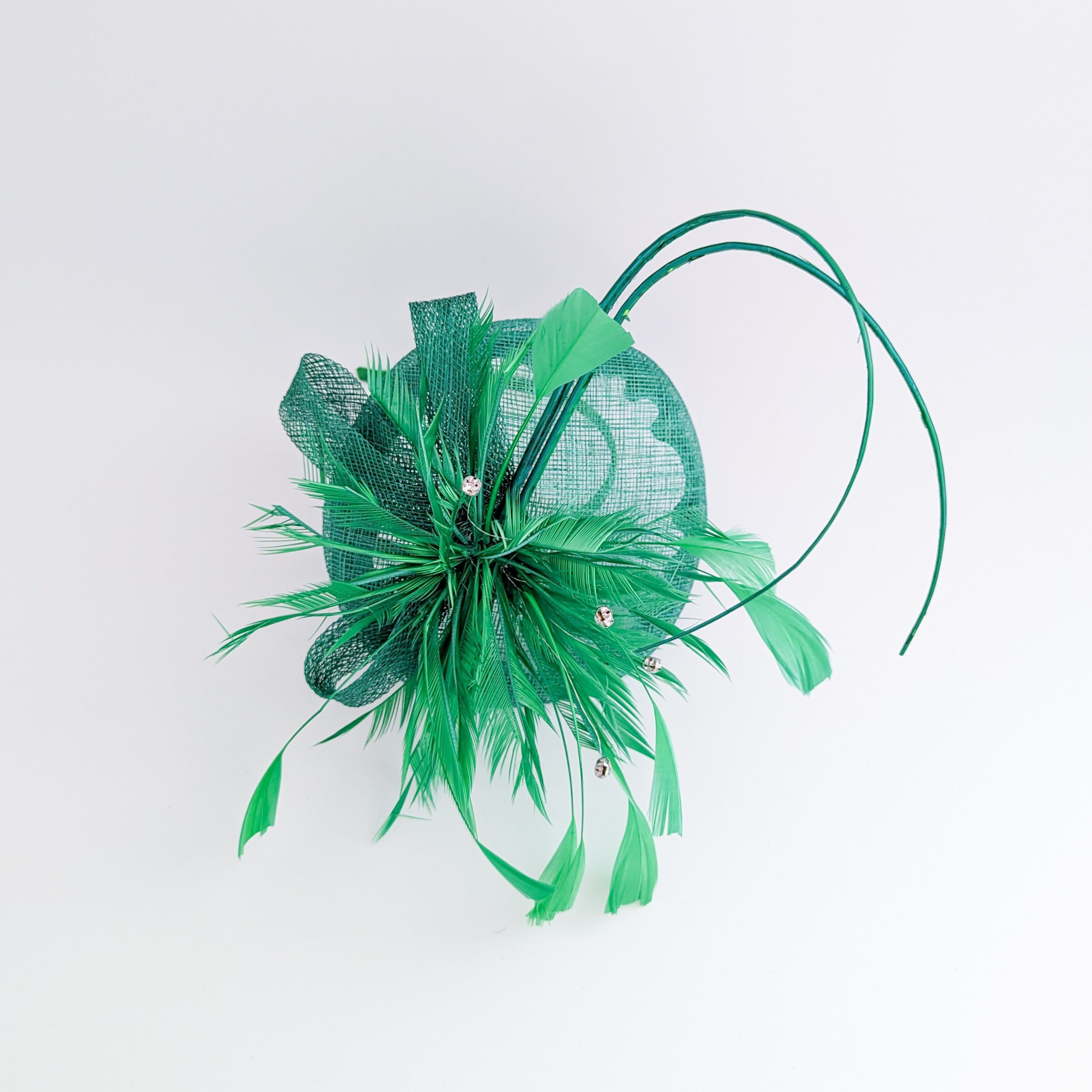 Cappello fascinator con piume di cristallo verde Cappello fascinator con piume di cristallo verde