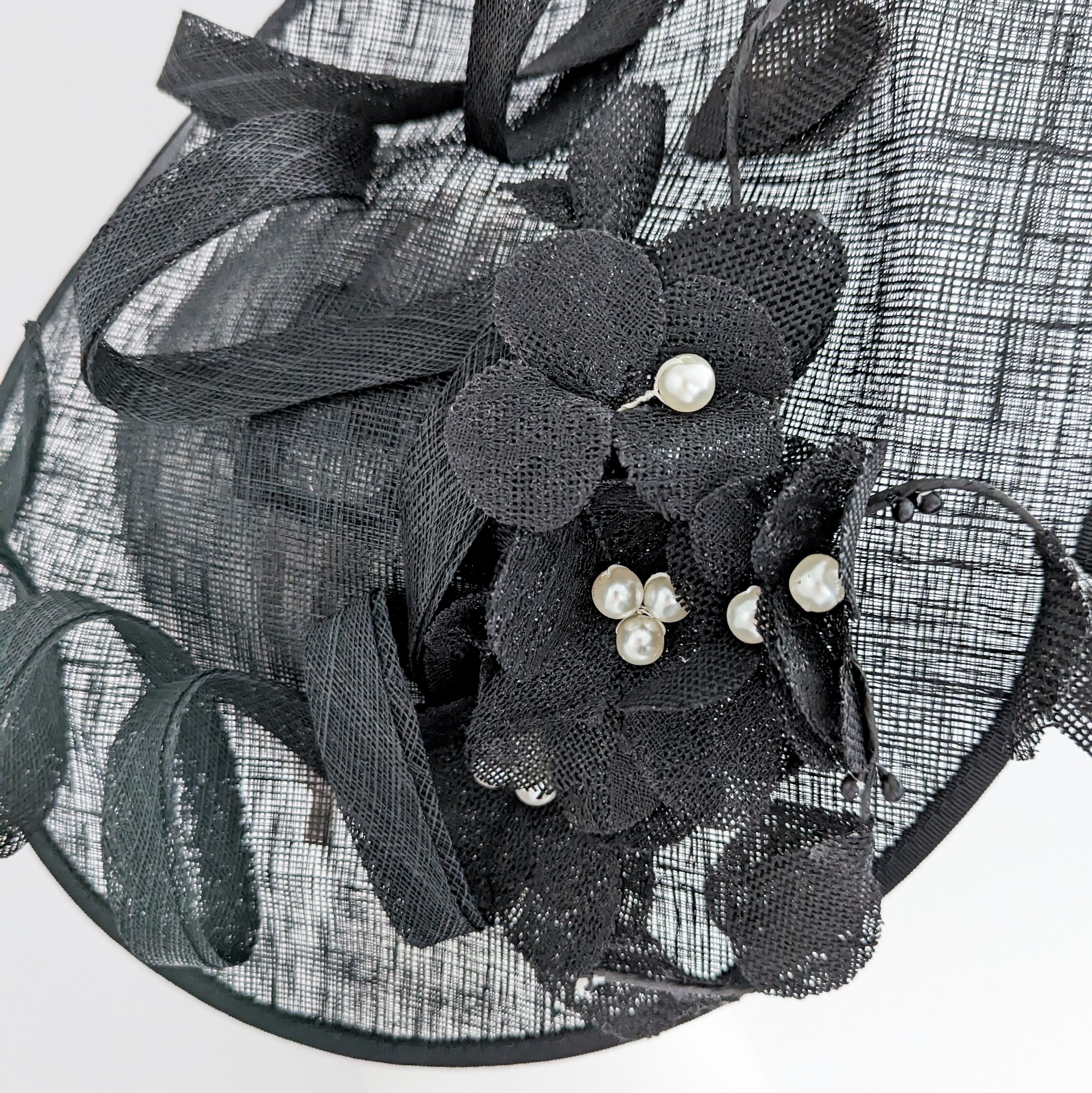 Cappello fascinator con piattino di fiori di pizzo nero grande Cappello fascinator con piattino di fiori di pizzo nero grande