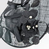 Cappello fascinator con piattino di fiori di pizzo nero grande Cappello fascinator con piattino di fiori di pizzo nero grande