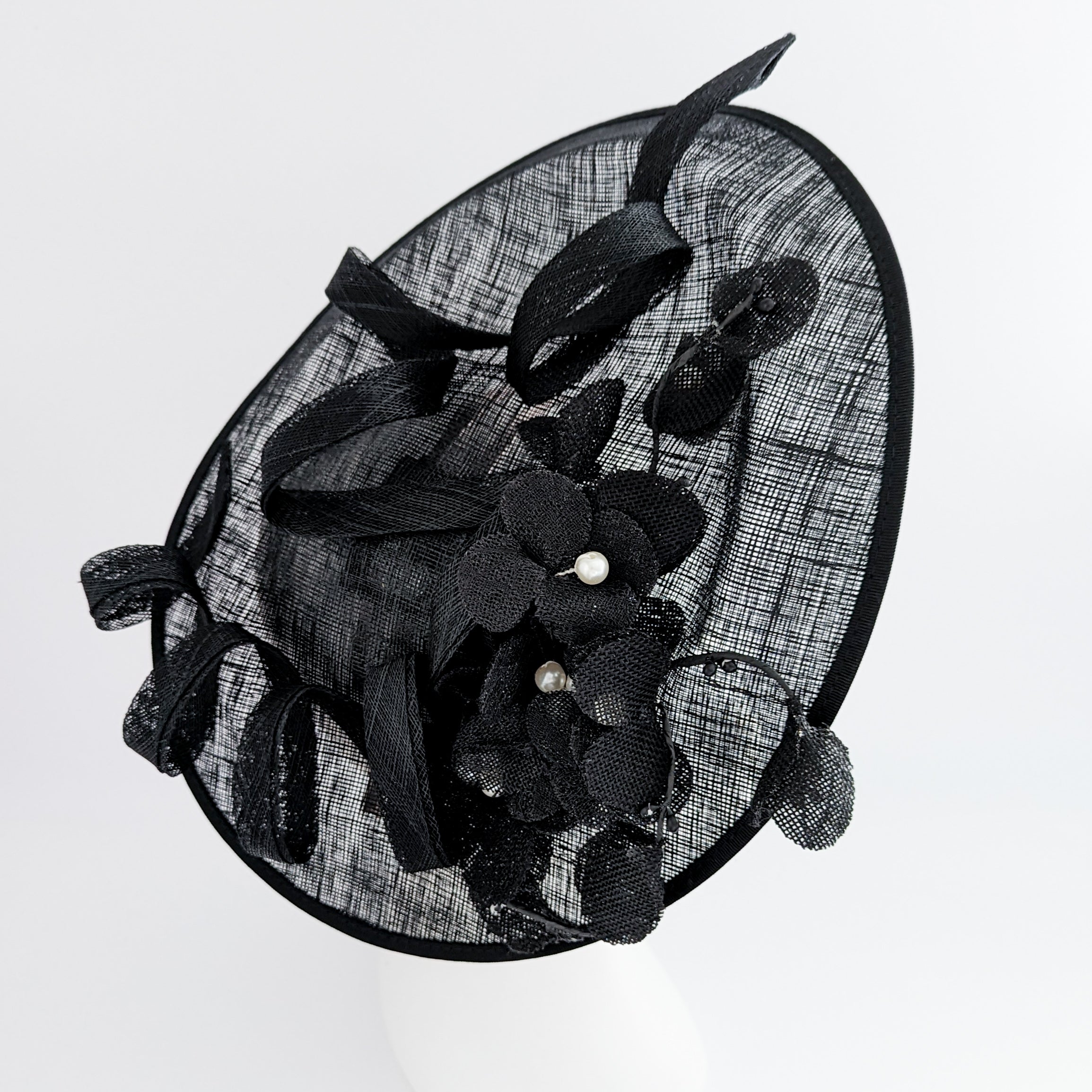 Cappello fascinator con piattino di fiori di pizzo nero grande Cappello fascinator con piattino di fiori di pizzo nero grande