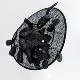 Cappello fascinator con piattino di fiori di pizzo nero grande Cappello fascinator con piattino di fiori di pizzo nero grande