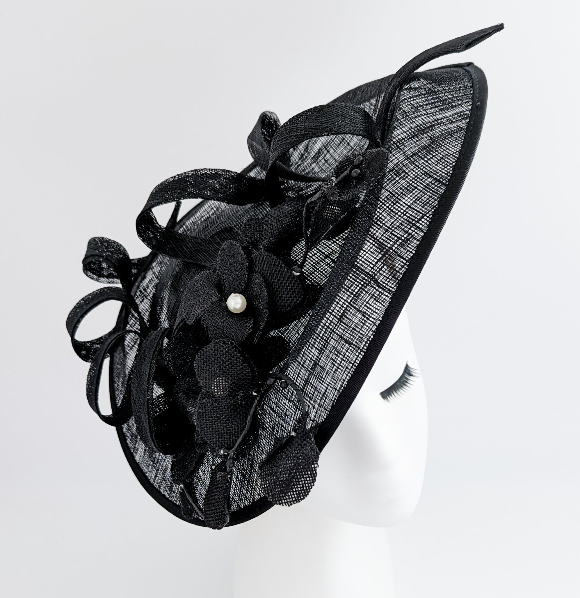 Cappello fascinator con piattino di fiori di pizzo nero grande Cappello fascinator con piattino di fiori di pizzo nero grande