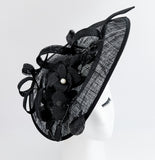 Cappello fascinator con piattino di fiori di pizzo nero grande Cappello fascinator con piattino di fiori di pizzo nero grande