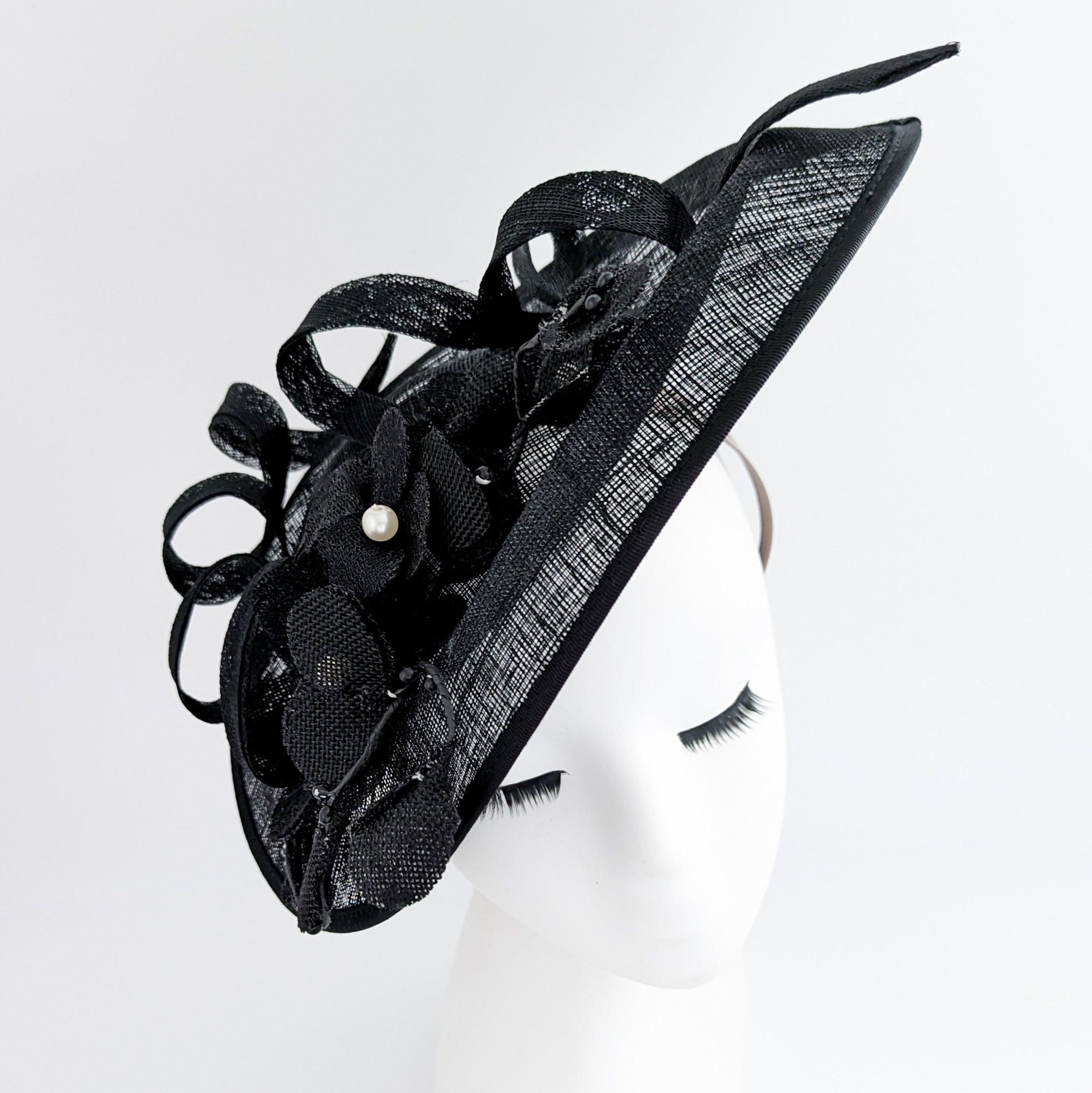 Cappello fascinator con piattino di fiori di pizzo nero grande Cappello fascinator con piattino di fiori di pizzo nero grande