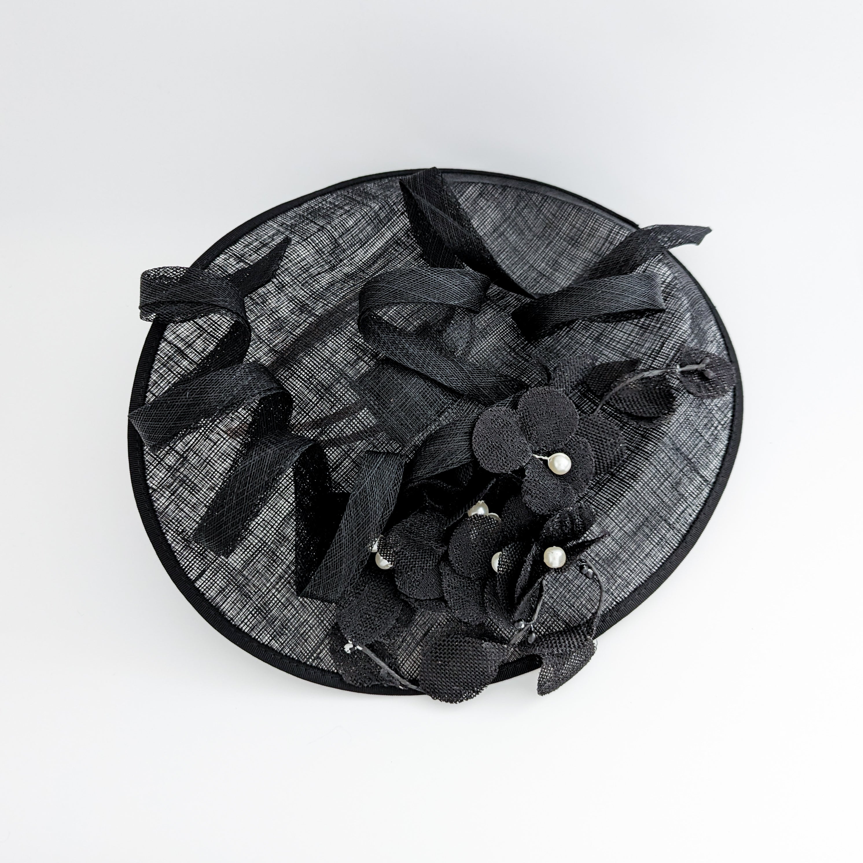 Cappello fascinator con piattino di fiori di pizzo nero grande Cappello fascinator con piattino di fiori di pizzo nero grande