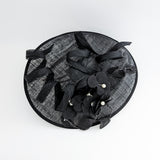 Cappello fascinator con piattino di fiori di pizzo nero grande Cappello fascinator con piattino di fiori di pizzo nero grande