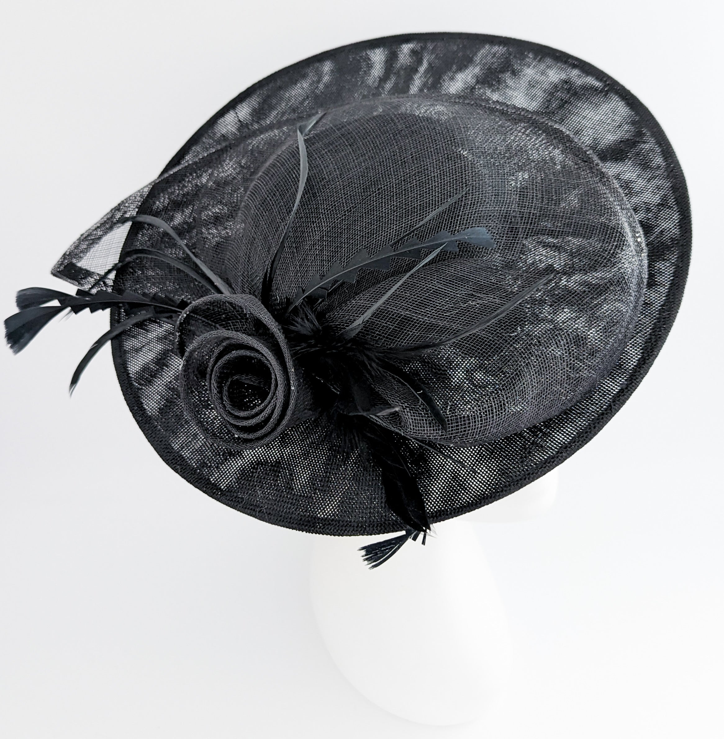 Cappello fascinator in piuma a disco grande nero Cappello fascinator in piuma a disco grande nero