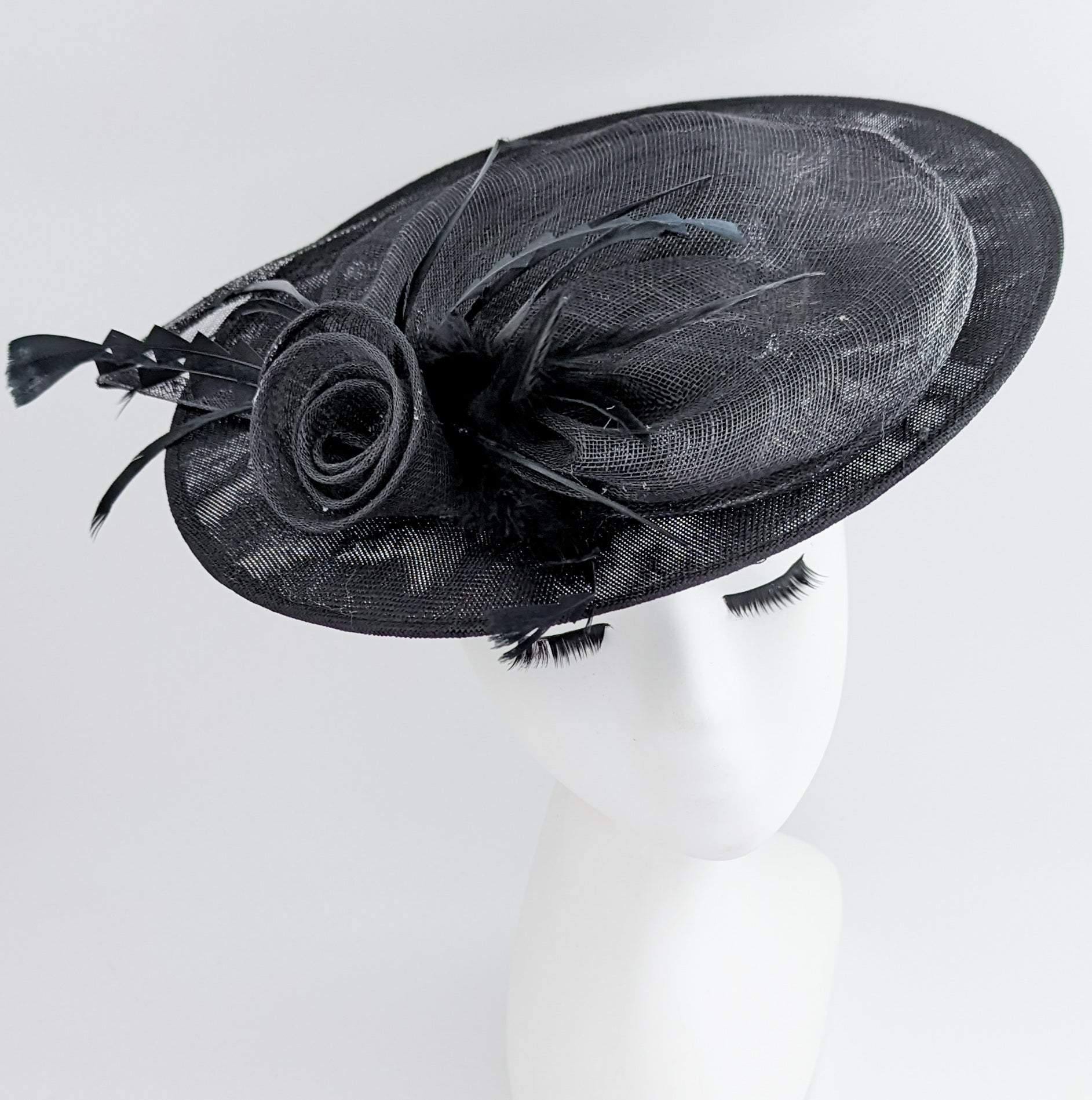 Cappello fascinator in piuma a disco grande nero Cappello fascinator in piuma a disco grande nero
