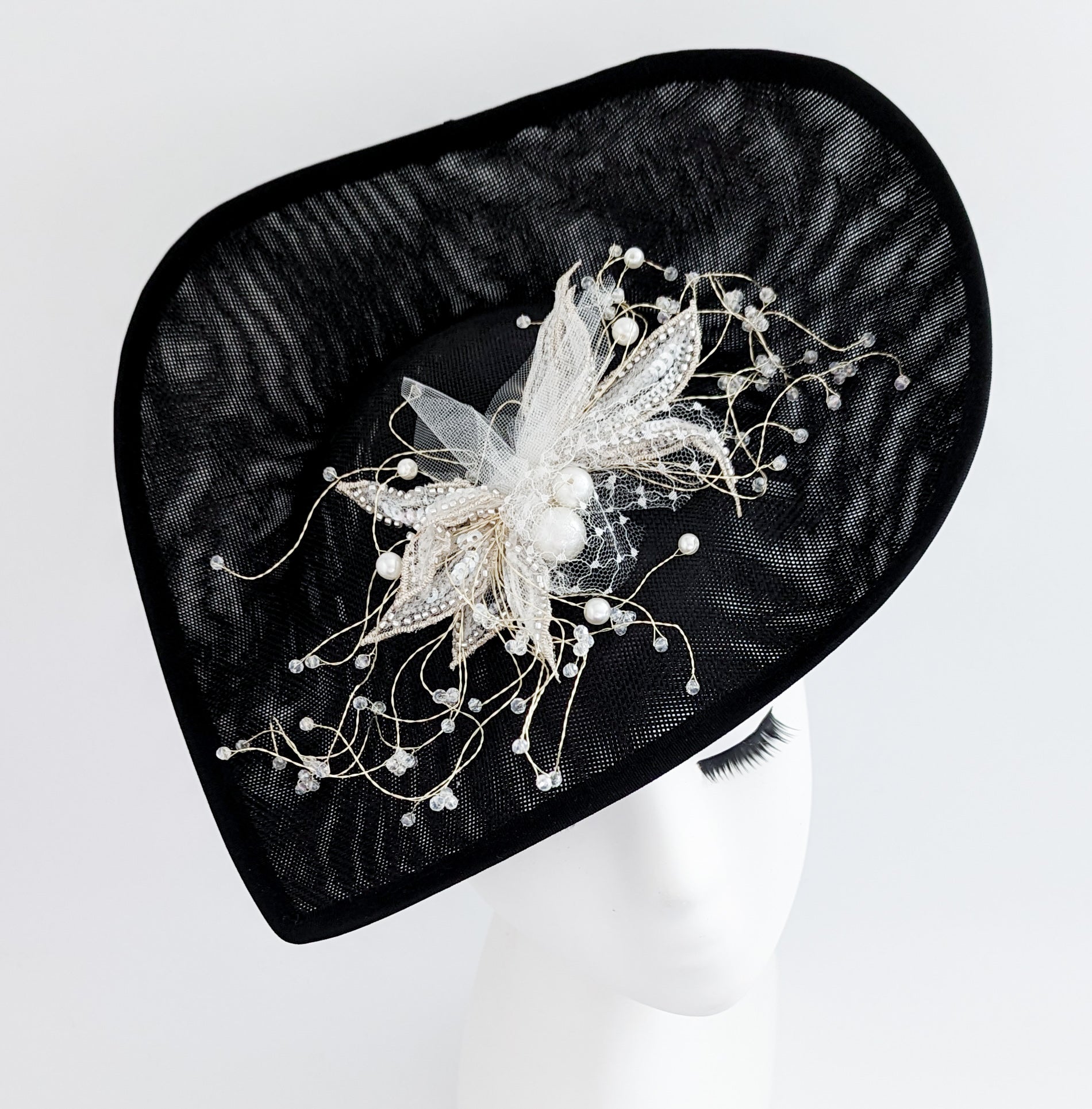 Cappello nero con fascinator in cristallo a goccia grande Cappello nero con fascinator in cristallo a goccia grande
