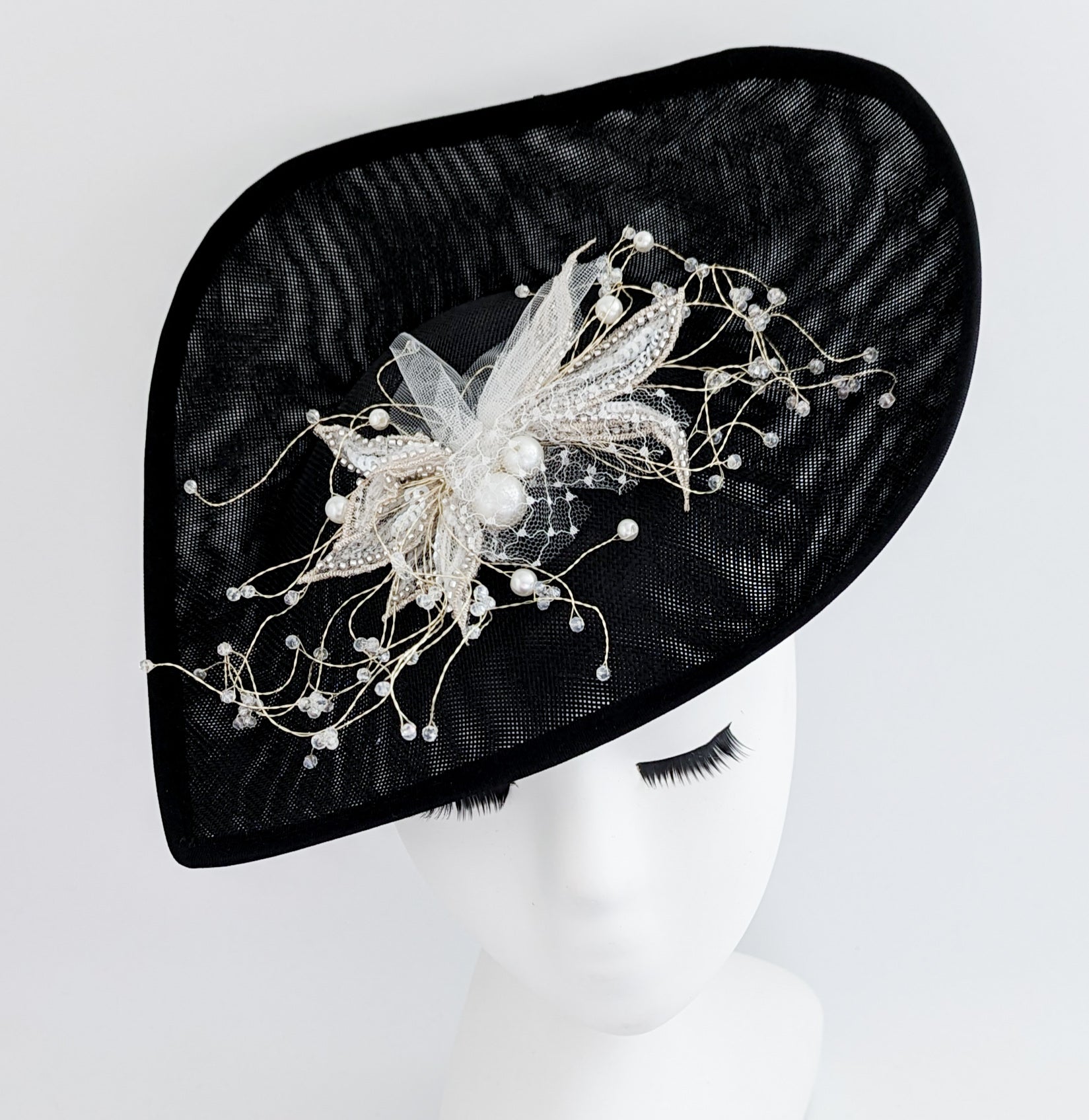 Cappello nero con fascinator in cristallo a goccia grande Cappello nero con fascinator in cristallo a goccia grande