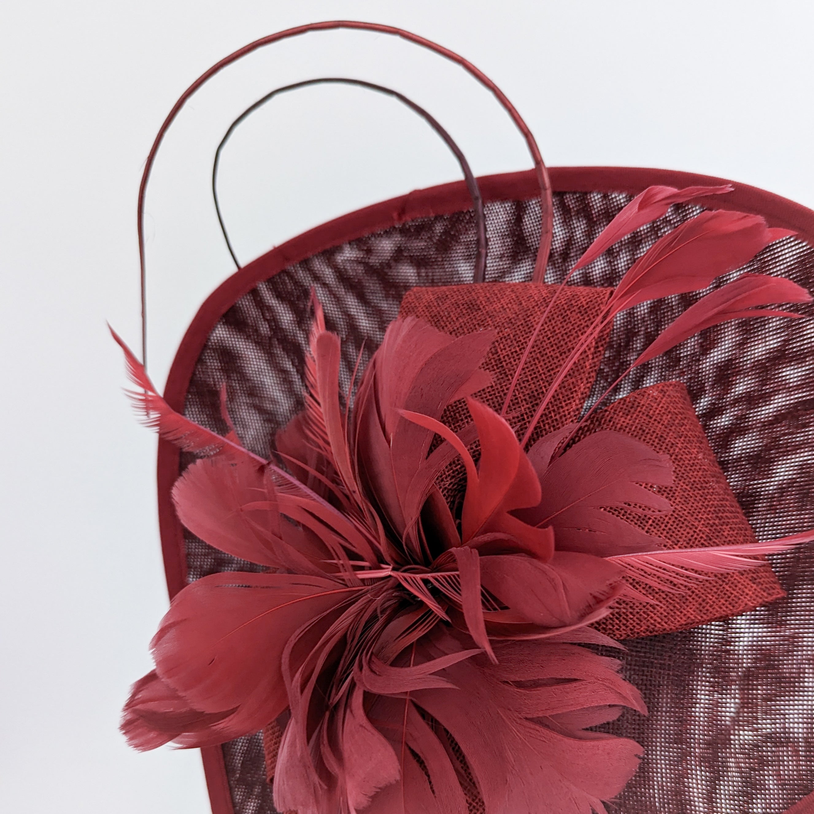 Cappello fascinator con piume a goccia grande bordeaux Cappello fascinator con piume a goccia grande bordeaux