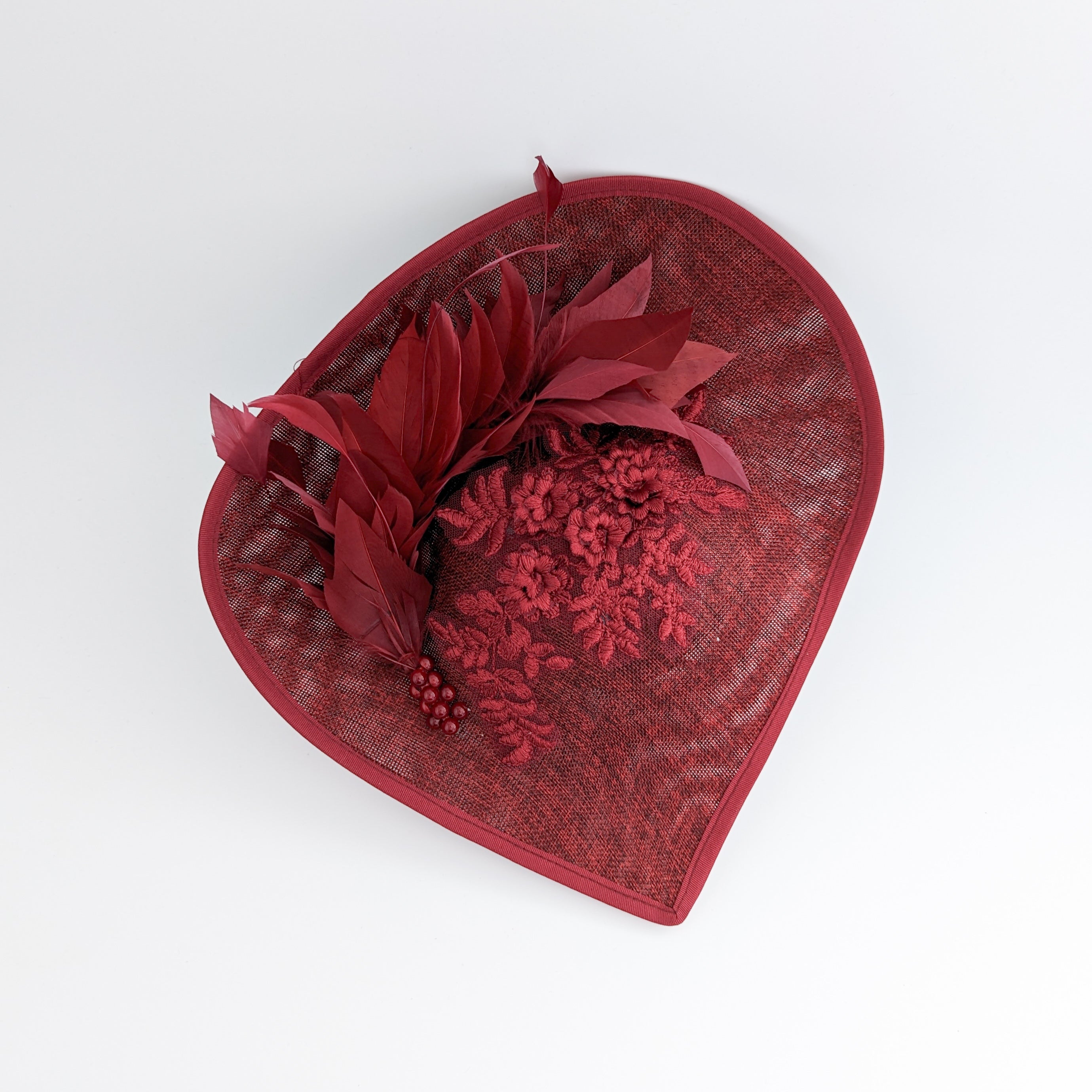 Cappello fascinator con piume a goccia grande bordeaux Cappello fascinator con piume a goccia grande bordeaux