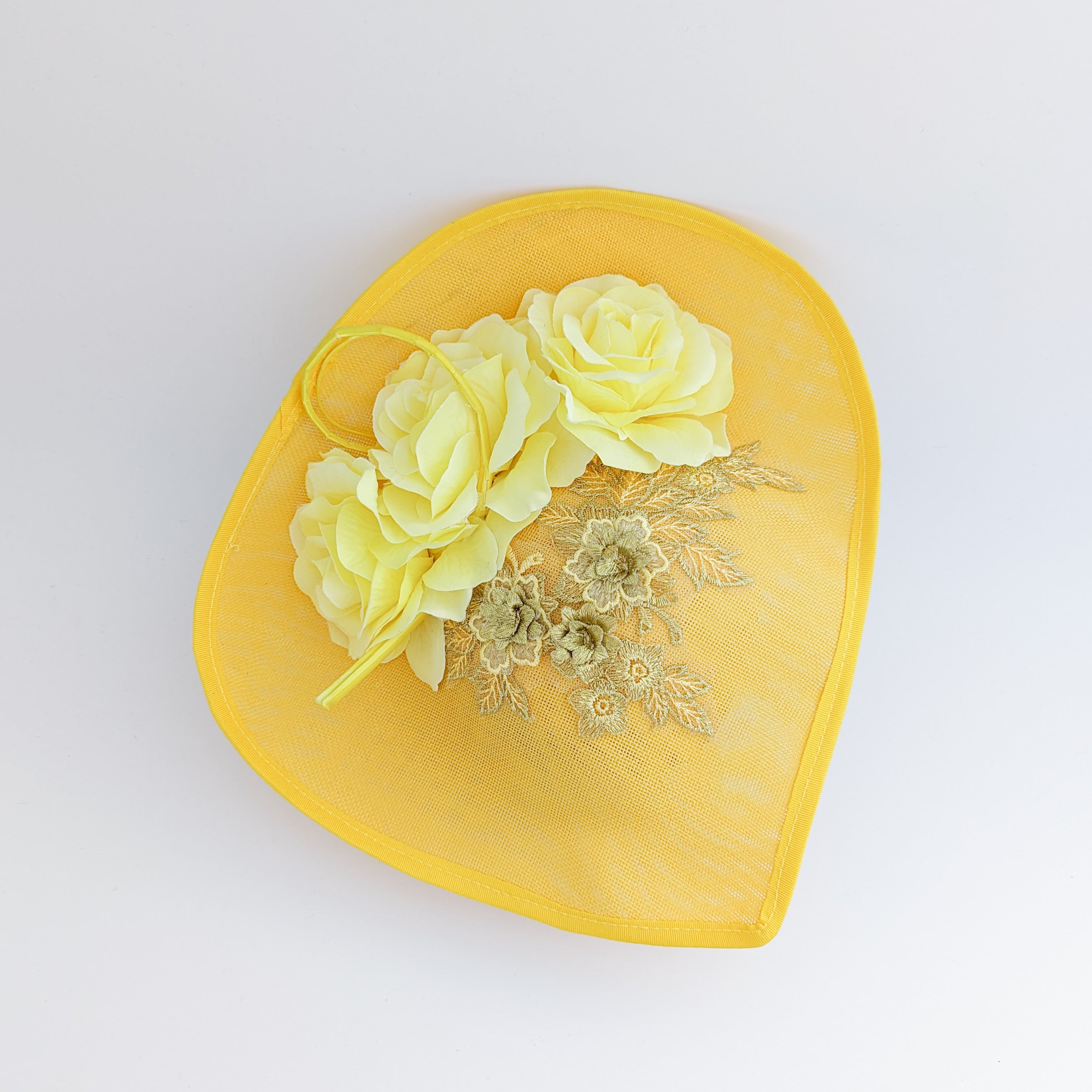 Cappello fascinator fiore rosa a goccia grande giallo Cappello fascinator fiore rosa a goccia grande giallo