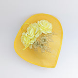 Cappello fascinator fiore rosa a goccia grande giallo Cappello fascinator fiore rosa a goccia grande giallo