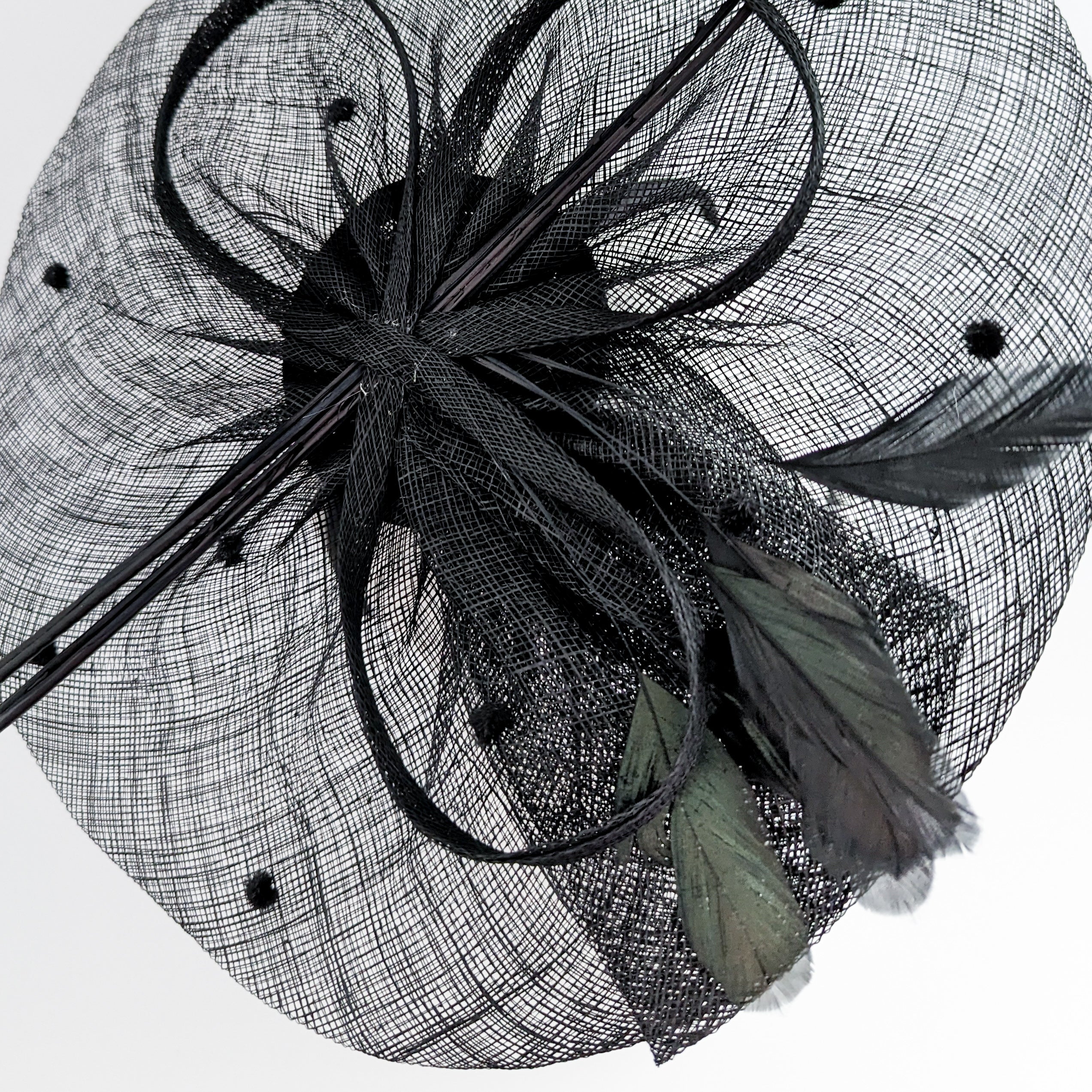 Cappello fascinator a disco a pois con piume grandi nere Cappello fascinator a disco a pois con piume grandi nere