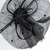 Cappello fascinator a disco a pois con piume grandi nere Cappello fascinator a disco a pois con piume grandi nere