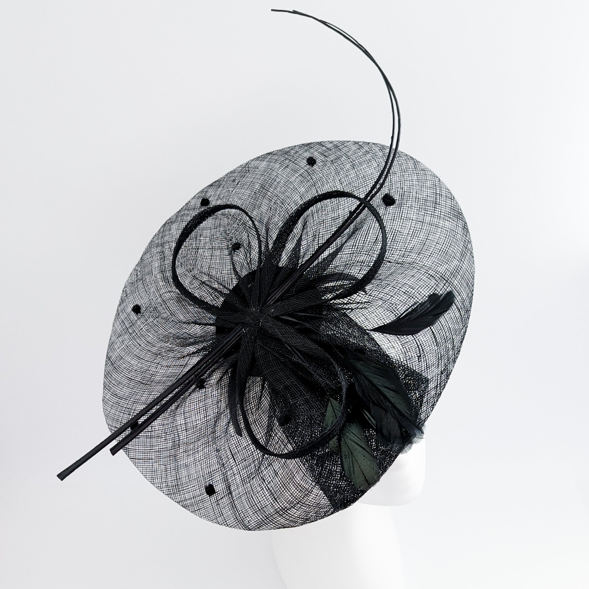 Cappello fascinator a disco a pois con piume grandi nere Cappello fascinator a disco a pois con piume grandi nere