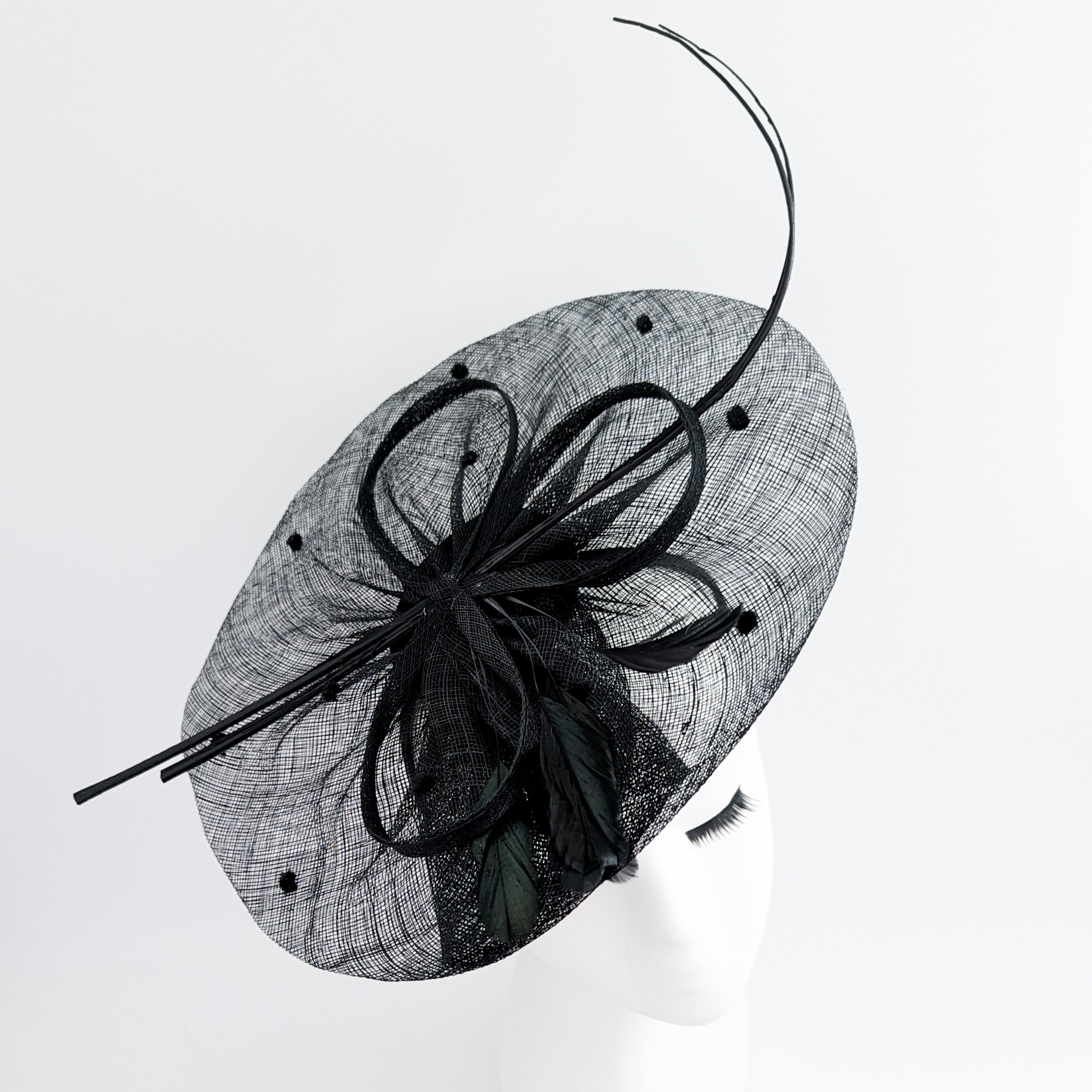 Cappello fascinator a disco a pois con piume grandi nere Cappello fascinator a disco a pois con piume grandi nere