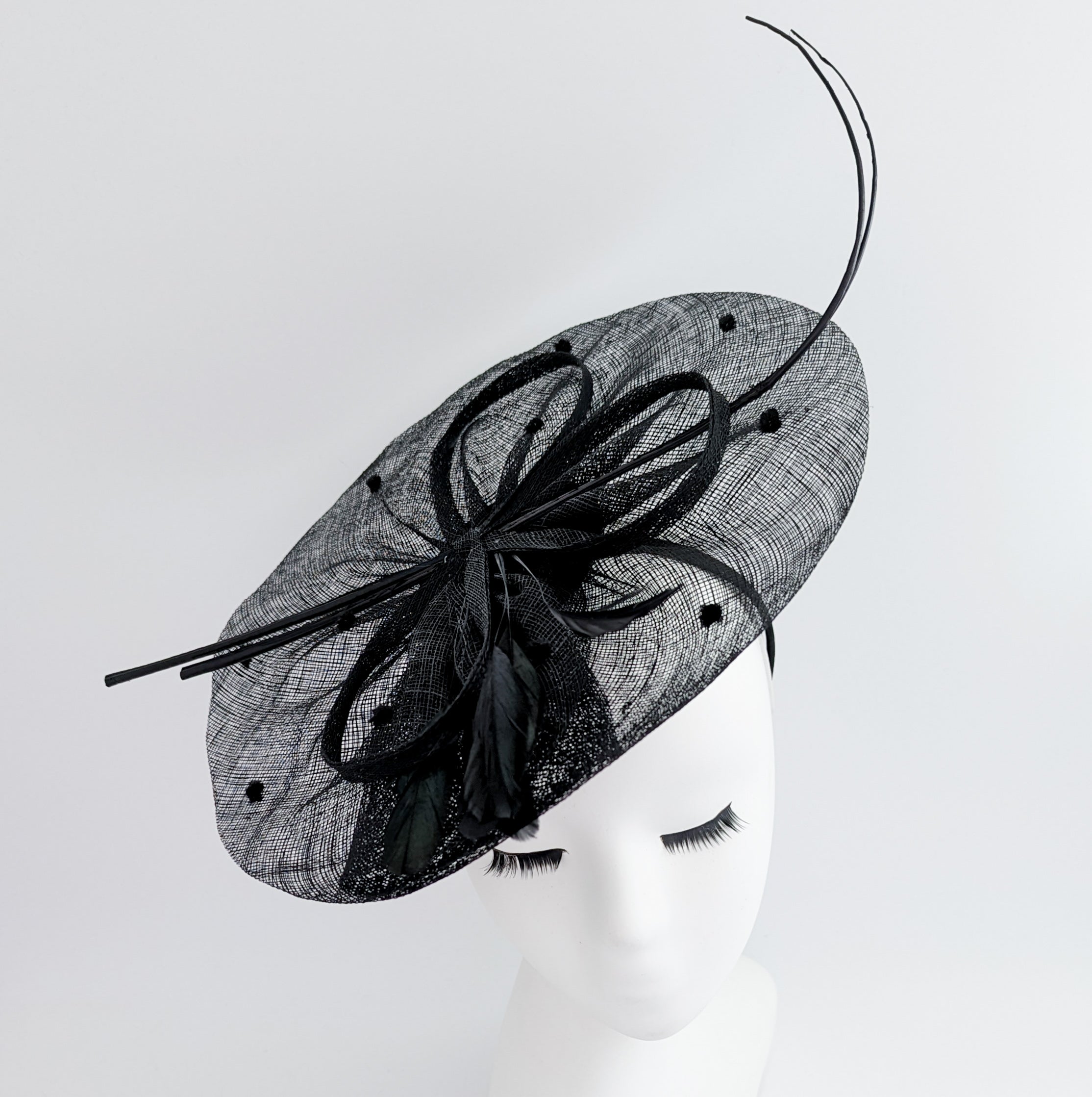 Cappello fascinator a disco a pois con piume grandi nere Cappello fascinator a disco a pois con piume grandi nere