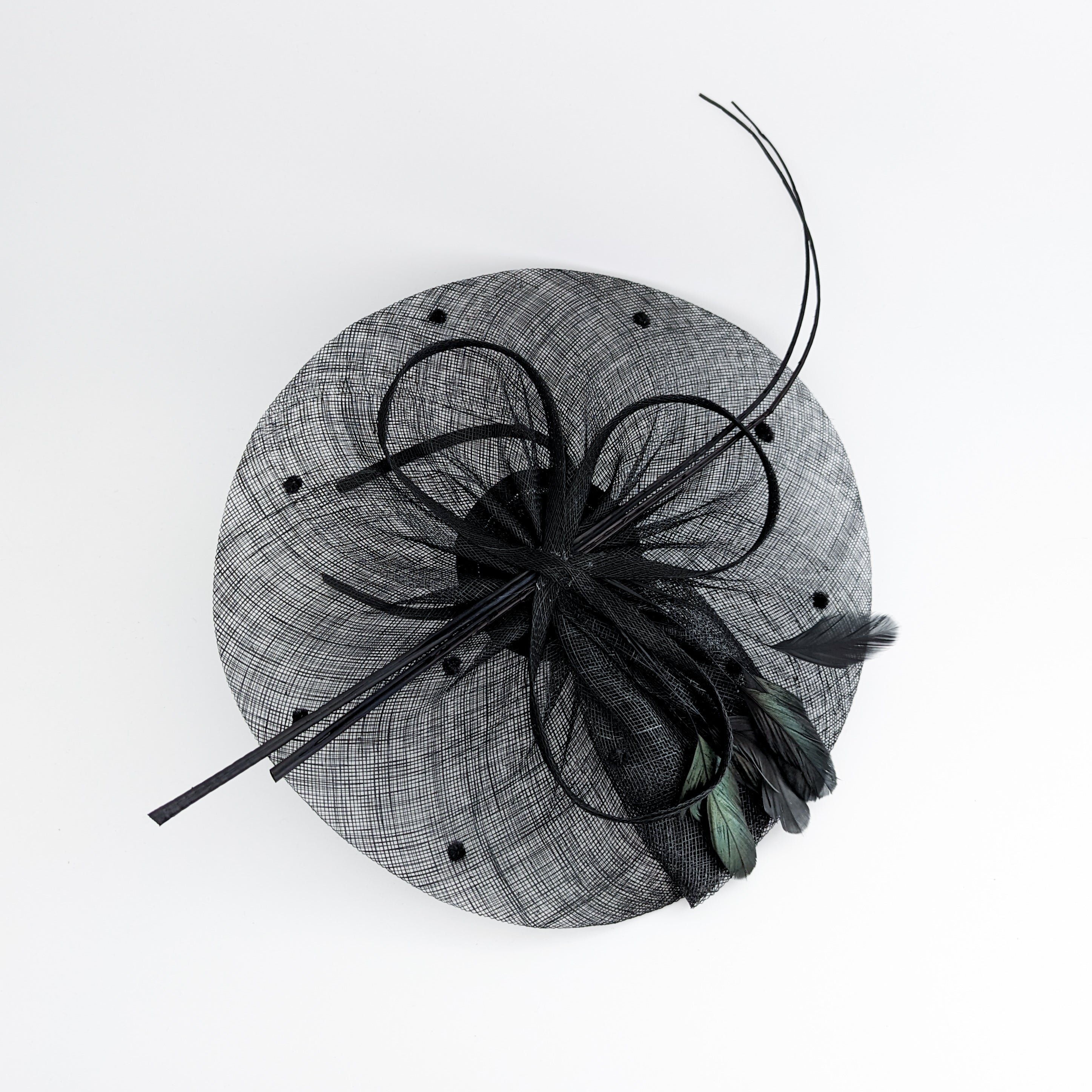 Cappello fascinator a disco a pois con piume grandi nere Cappello fascinator a disco a pois con piume grandi nere