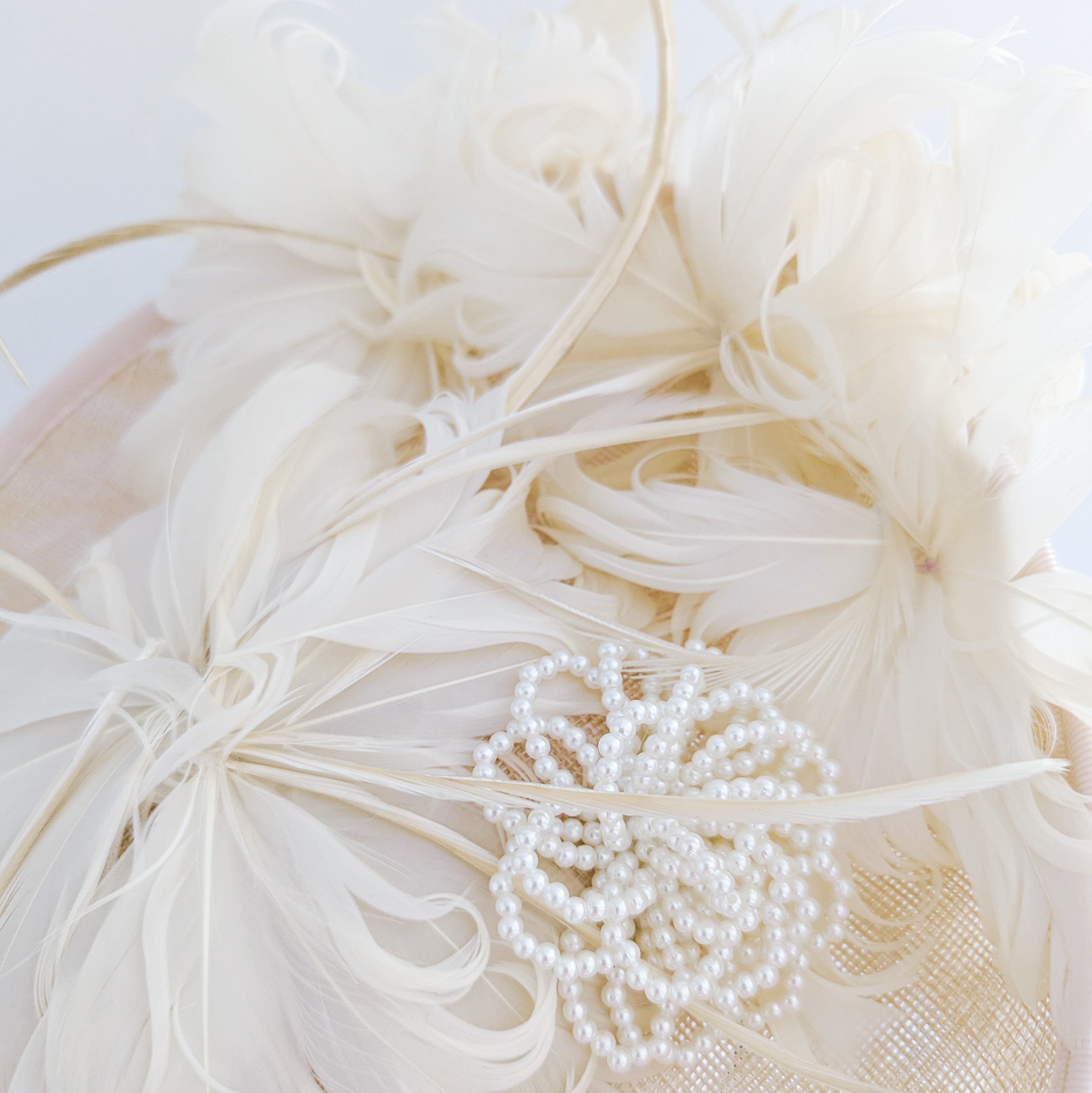 Cappello fascinator a disco con piattino grande in piume di pesca beige Cappello fascinator a disco con piattino grande in piume di pesca beige