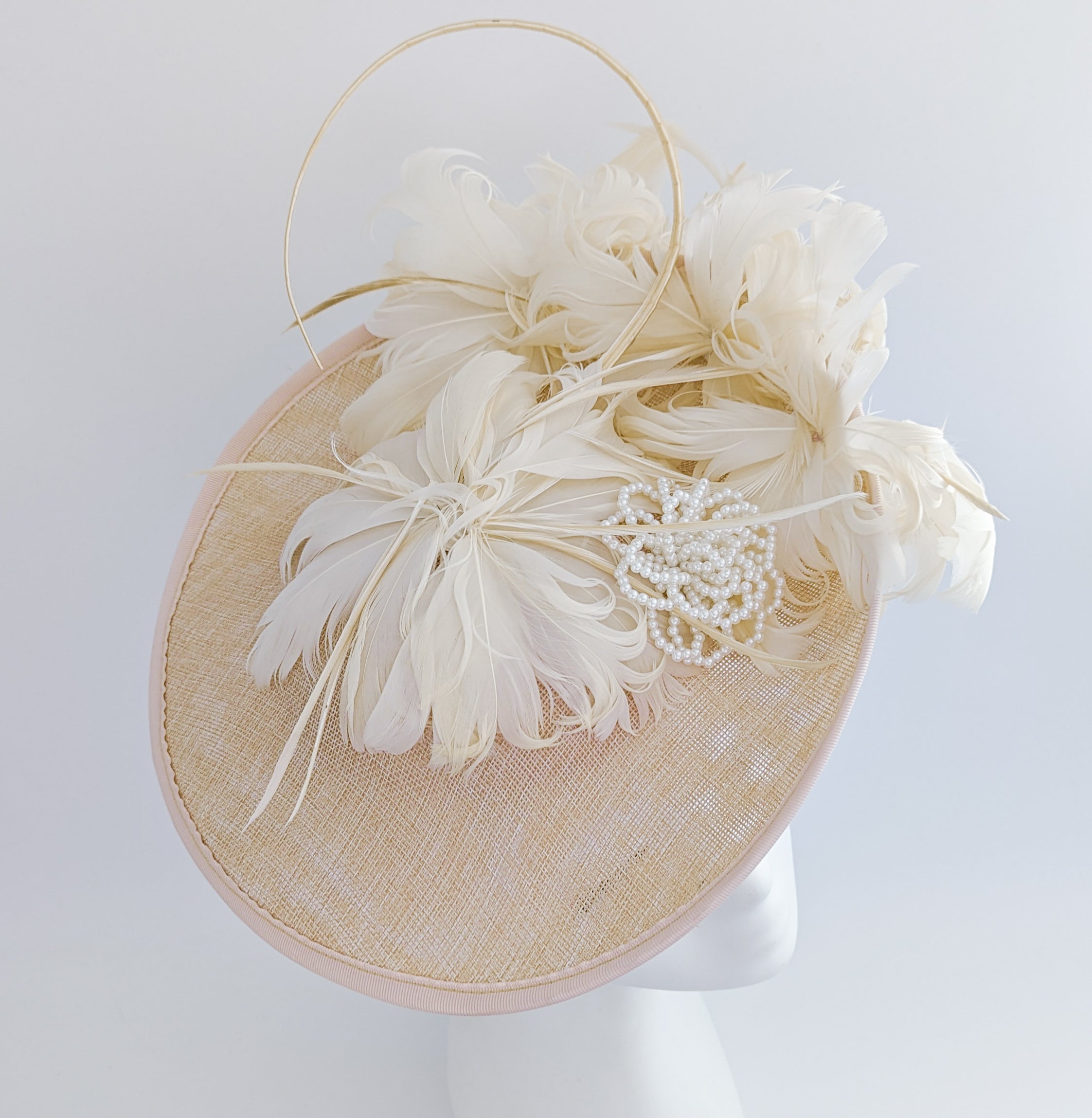 Cappello fascinator a disco con piattino grande in piume di pesca beige Cappello fascinator a disco con piattino grande in piume di pesca beige
