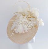 Cappello fascinator a disco con piattino grande in piume di pesca beige Cappello fascinator a disco con piattino grande in piume di pesca beige